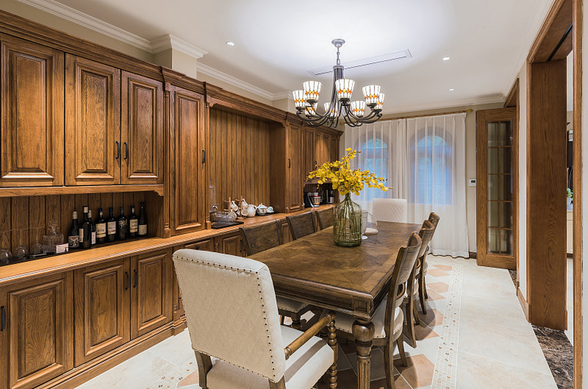 作为一种高端,个性化的家居装修方式,实木全屋定制在市场上越来越受