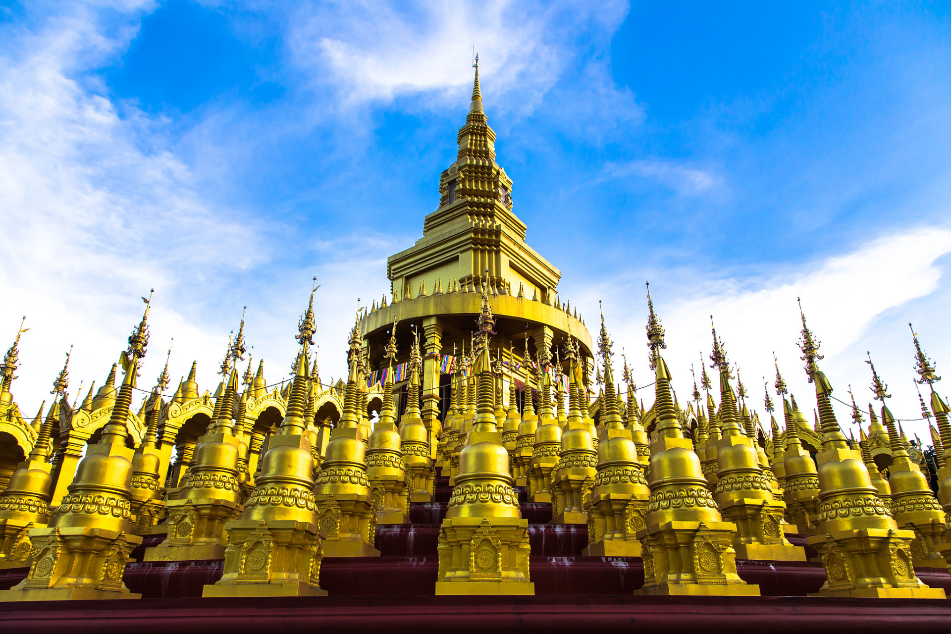 勐焕大金塔,位于云南芒市,是一座宏伟的佛塔,是傣族地区的重要宗教