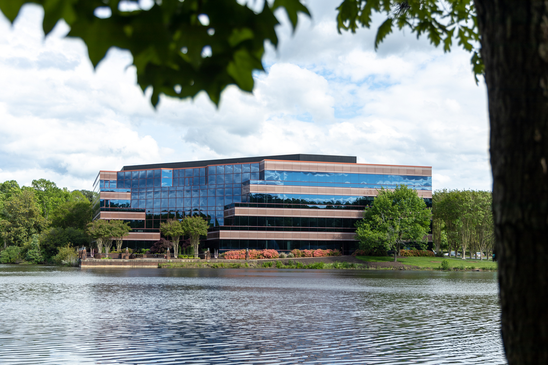 昆山杜克大学是美国杜克大学和武汉大学合作创办的综合性研究型大学.