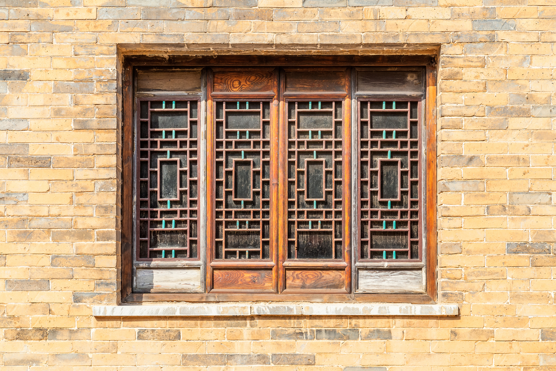 门窗的历史渊源与传承价值探讨  门窗,作为建筑的基本元素之一,自古