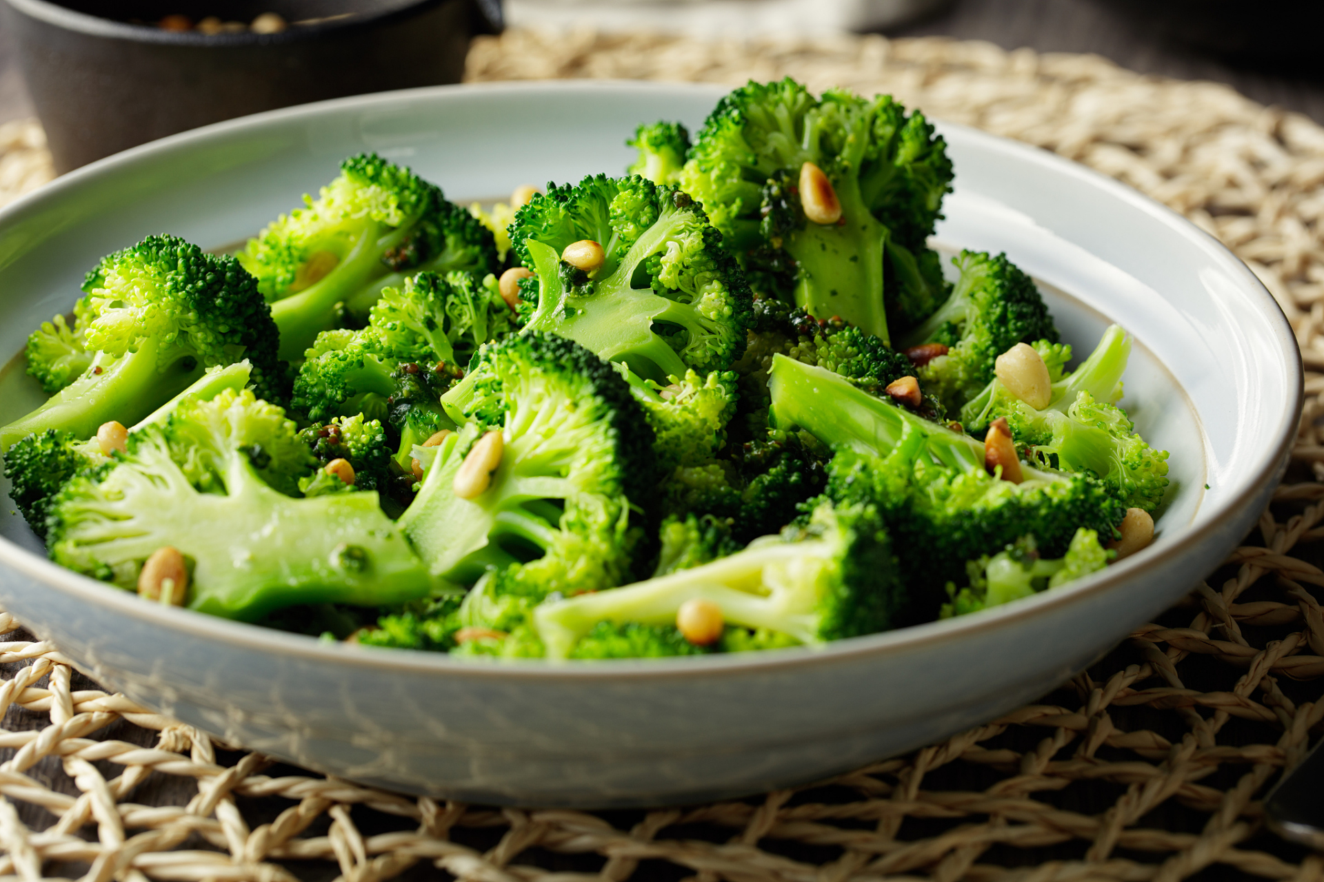 凉拌西兰花  1.首先,要挑选新鲜的西兰花,颜色翠绿的为佳.