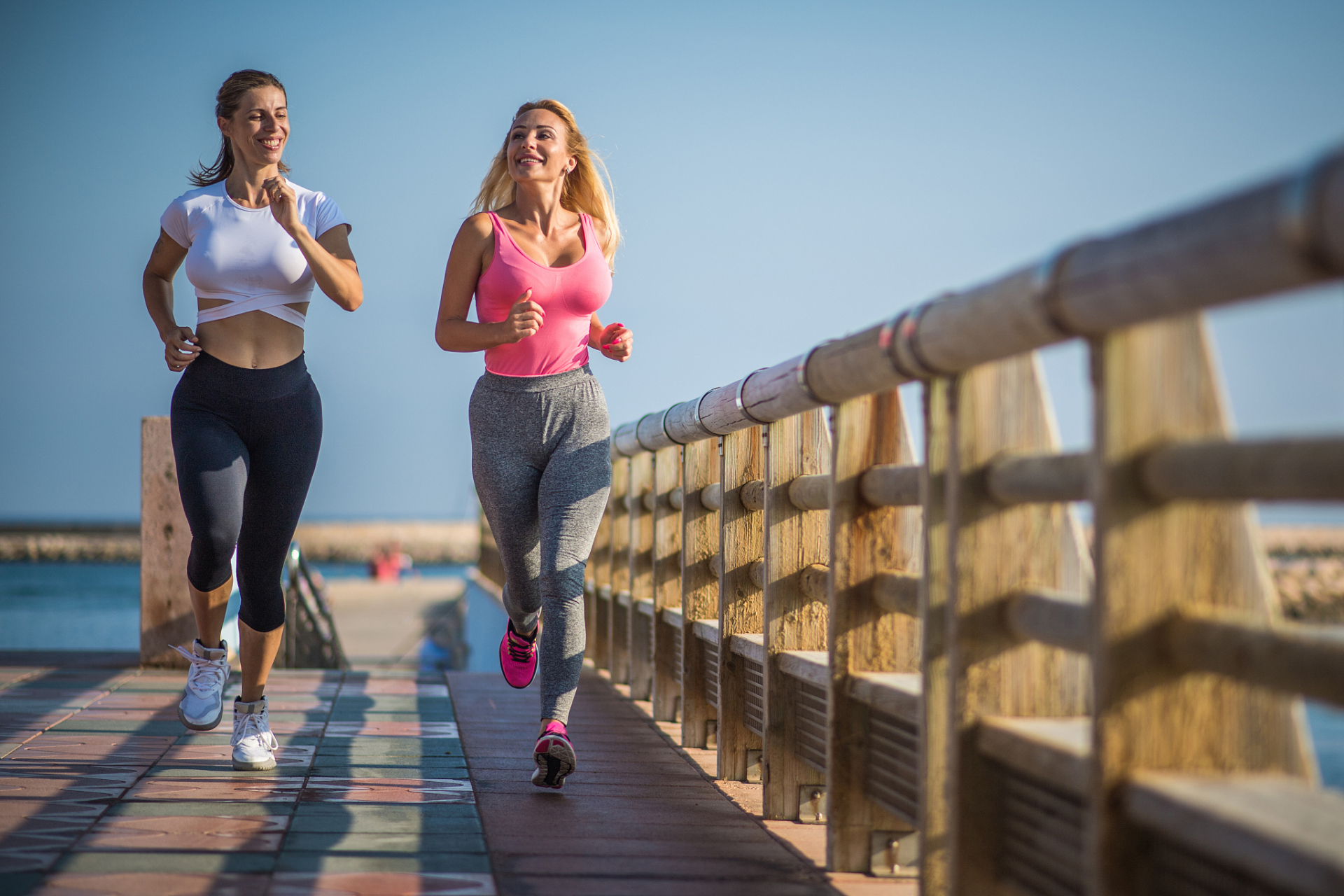 研究表明,在坚持一段较长时间的剧烈运动后,自身的肌肉会消耗掉体内