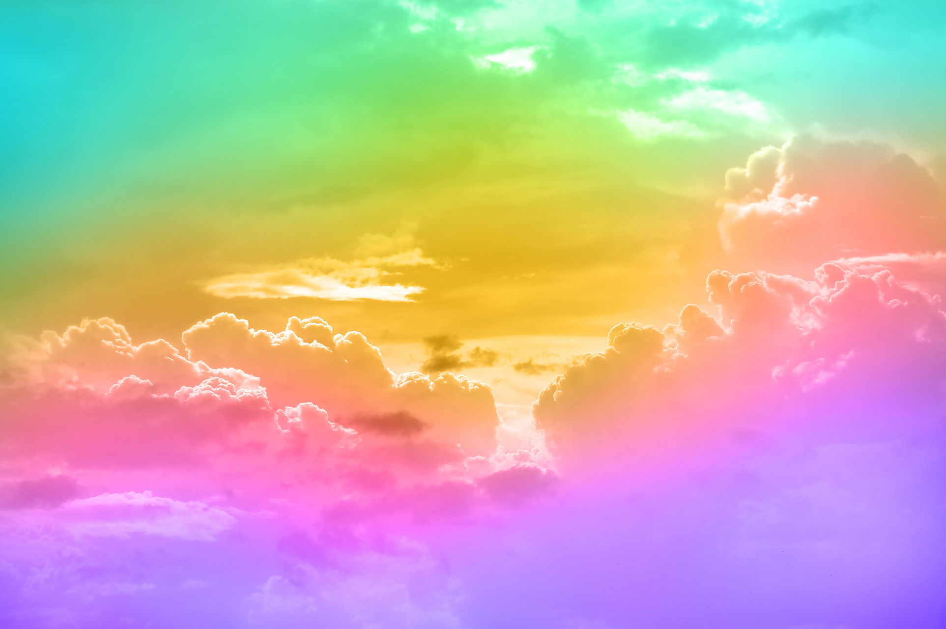 7月21日傍晚,武汉市上空出现了令人惊奇的七彩祥云景观,这个场景犹如