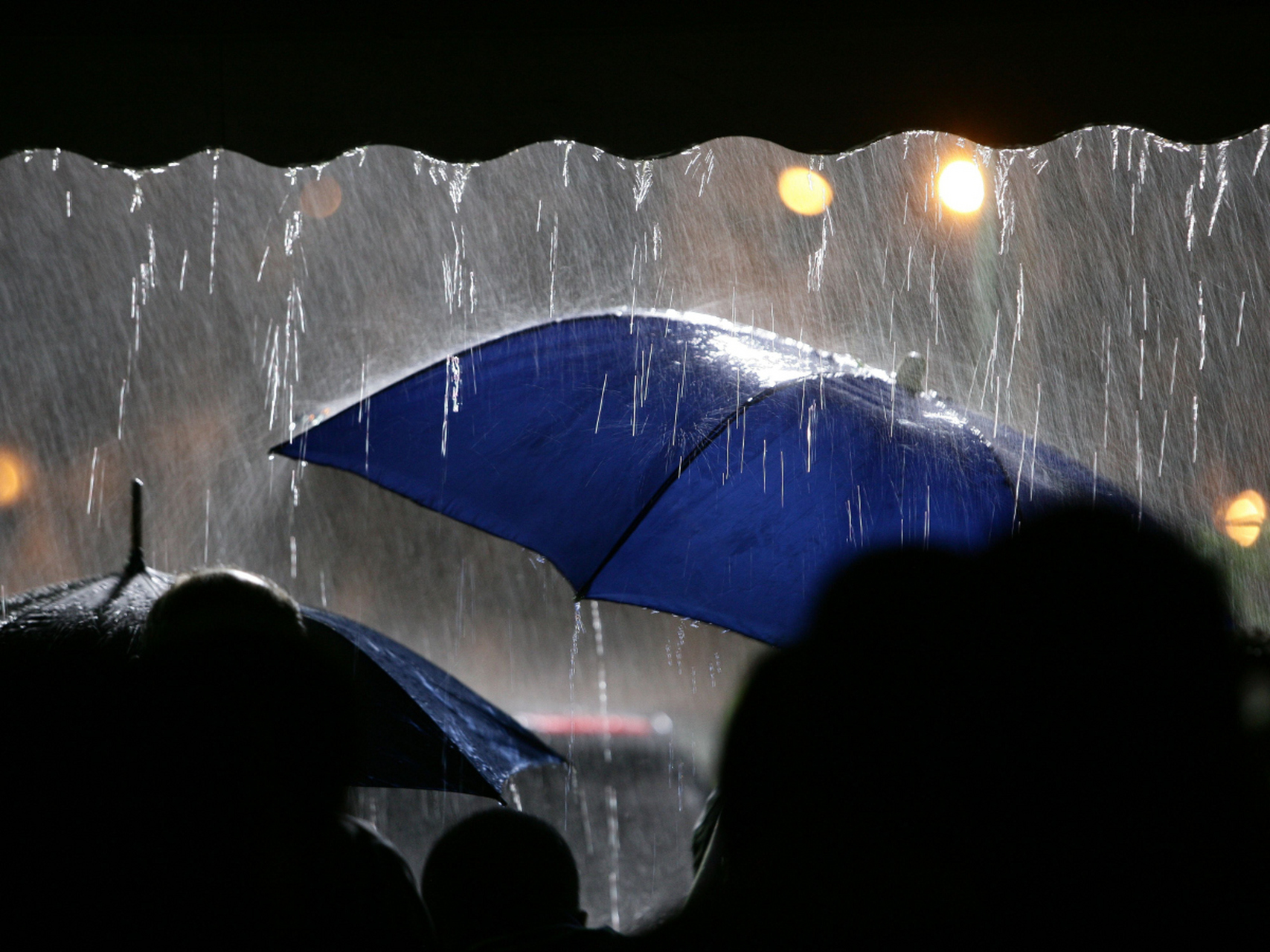 下雨天好冷图片