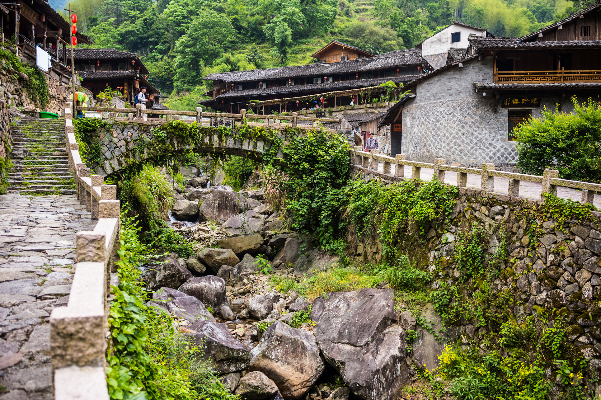 上金贝"中华畲家寨"是一个充满神秘色彩和历史底蕴的畲族村落,位于