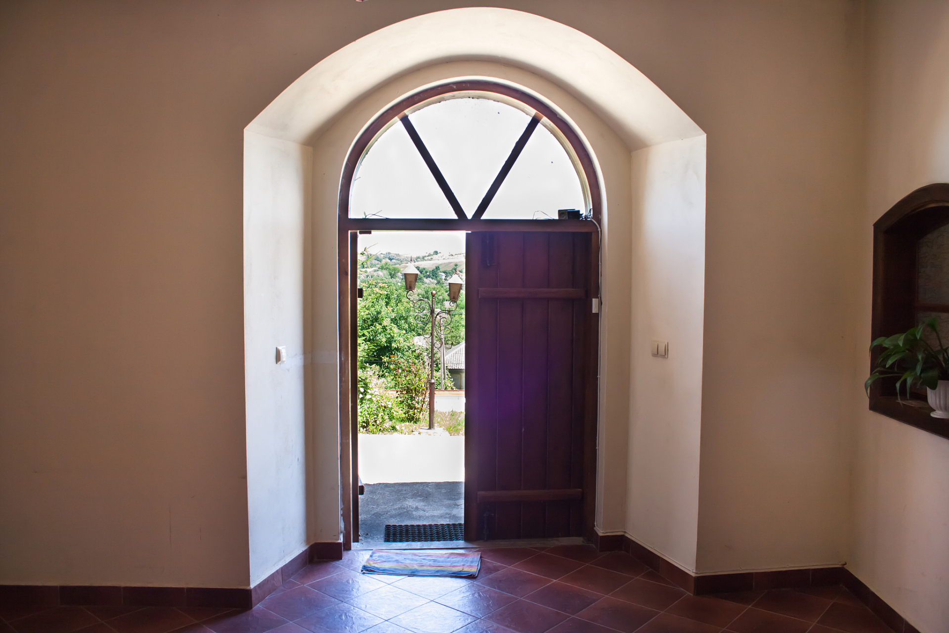 美式风格门窗以其大气与实用的特点,成为了当今建筑领域中的一种流行