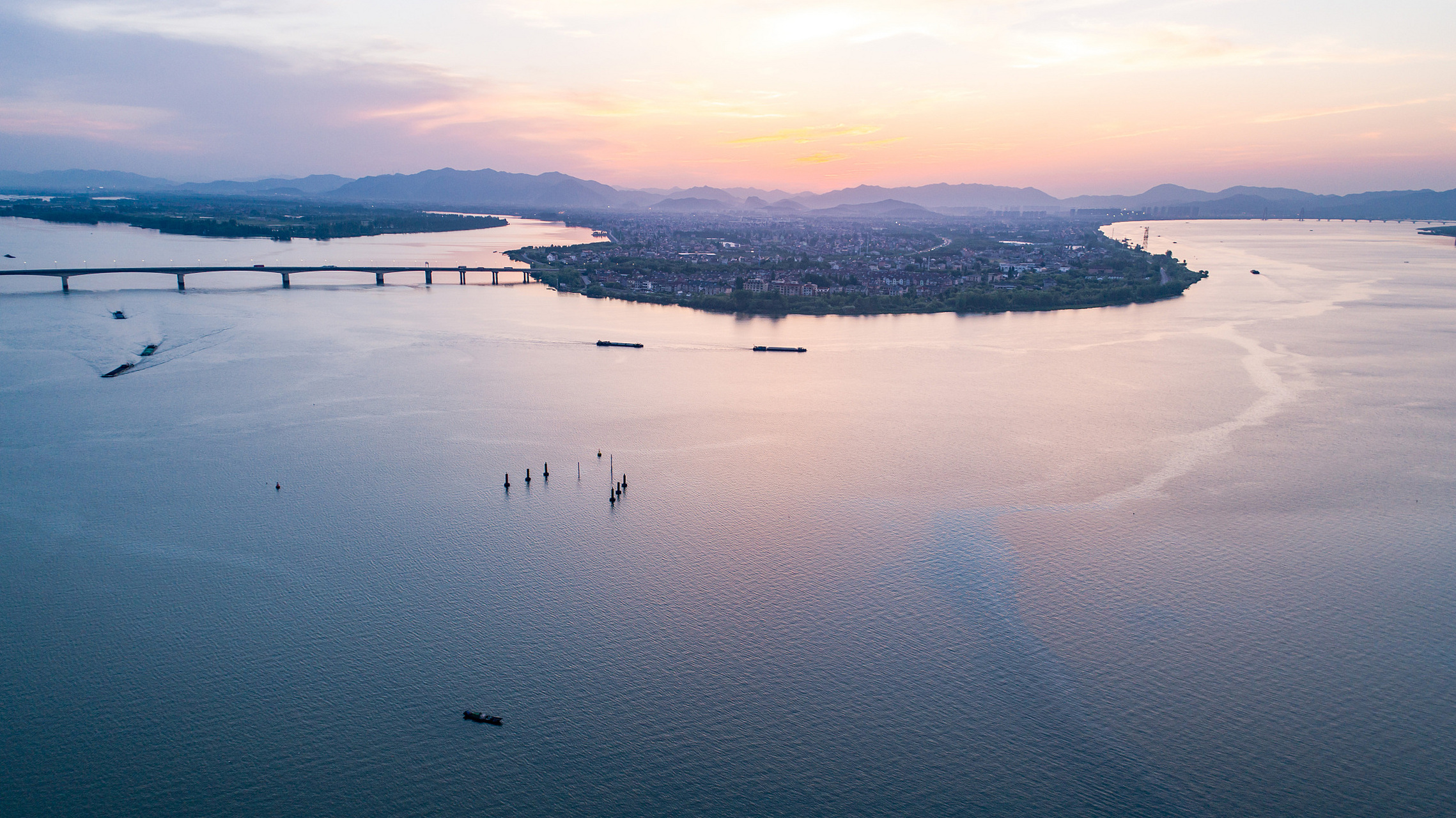 三江两岸滨水游#  富春江位于浙江杭州市西南部,是中国著名的江河之
