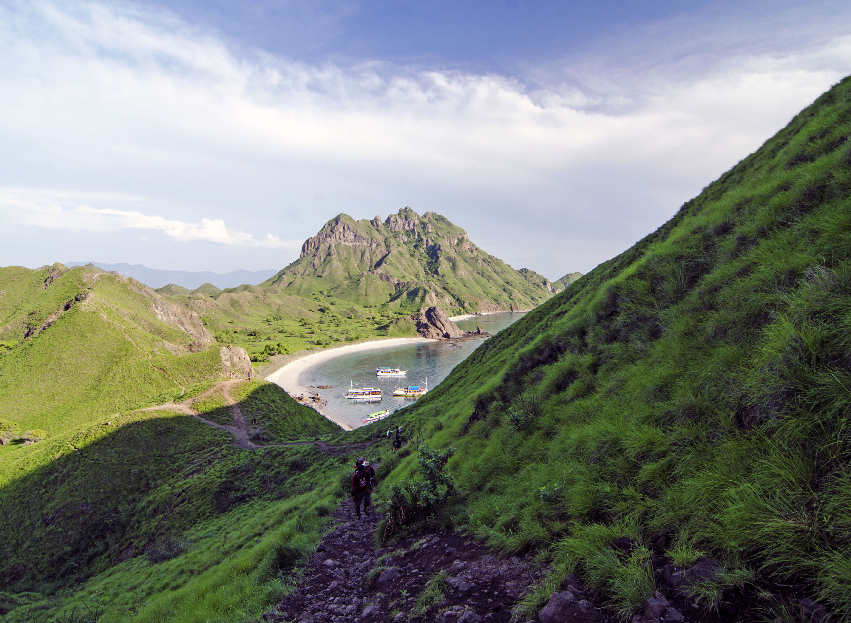 浮盖山不仅以其壮丽的山峰和美丽的三省风光而闻名,还因其丰富多彩的