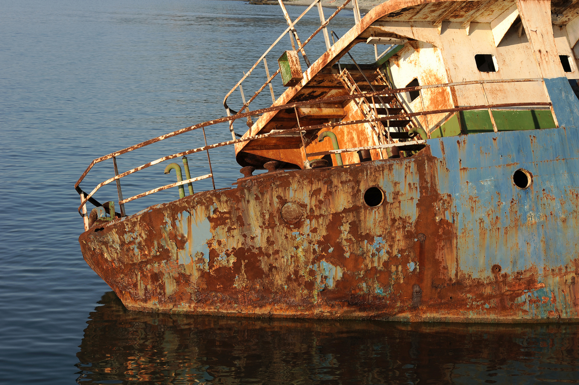 曾几何时,这艘破船成为了历史的见证,尽管它已黯然失色,但它的存在