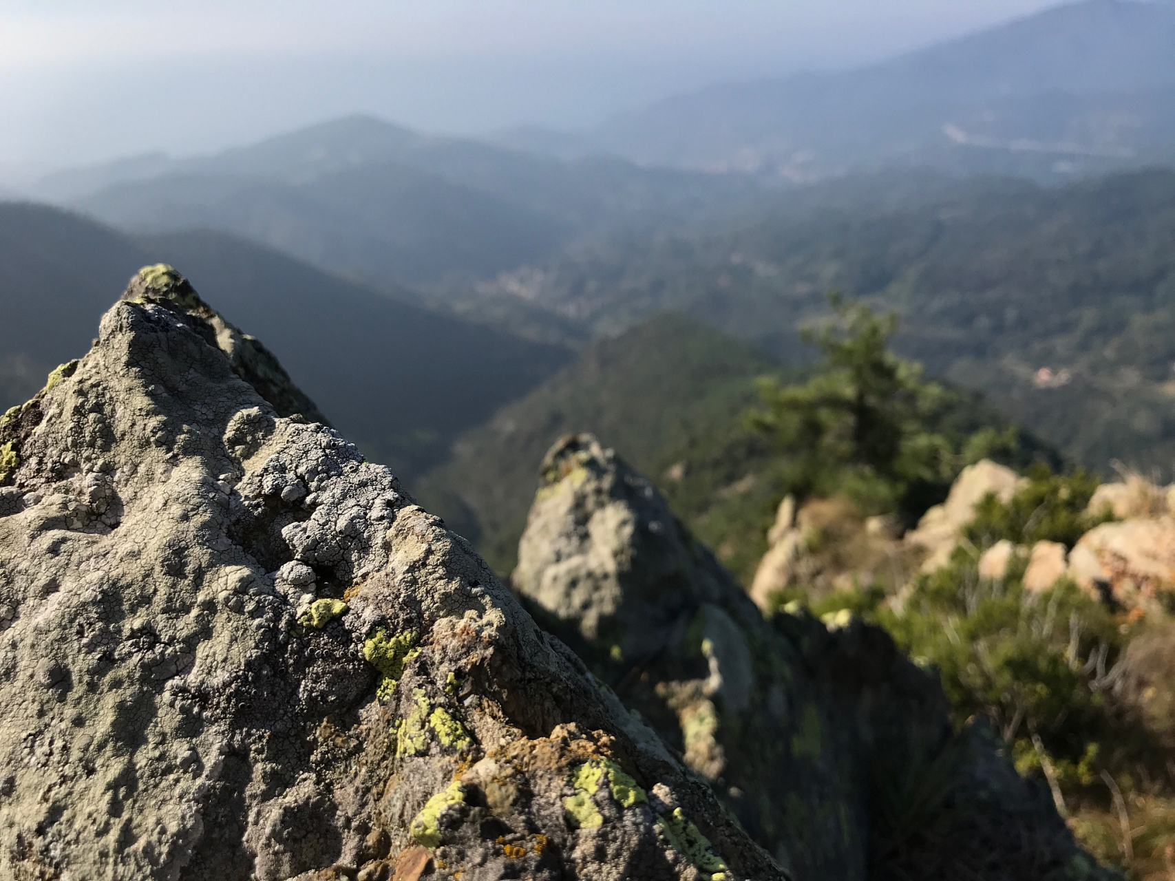 平潭的最高峰君山,在峰顶和山腰处常有云雾环绕,呈一片青黛色.