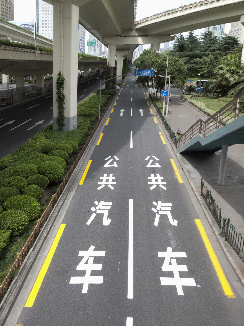 单行线标志指的是指明道路为单行线的标志,分为向左单行道,向右