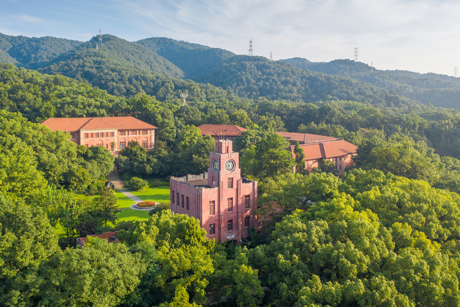 浙江大学之江校区,坐落于杭州市之江路,是浙大多个校区中的一颗璀璨