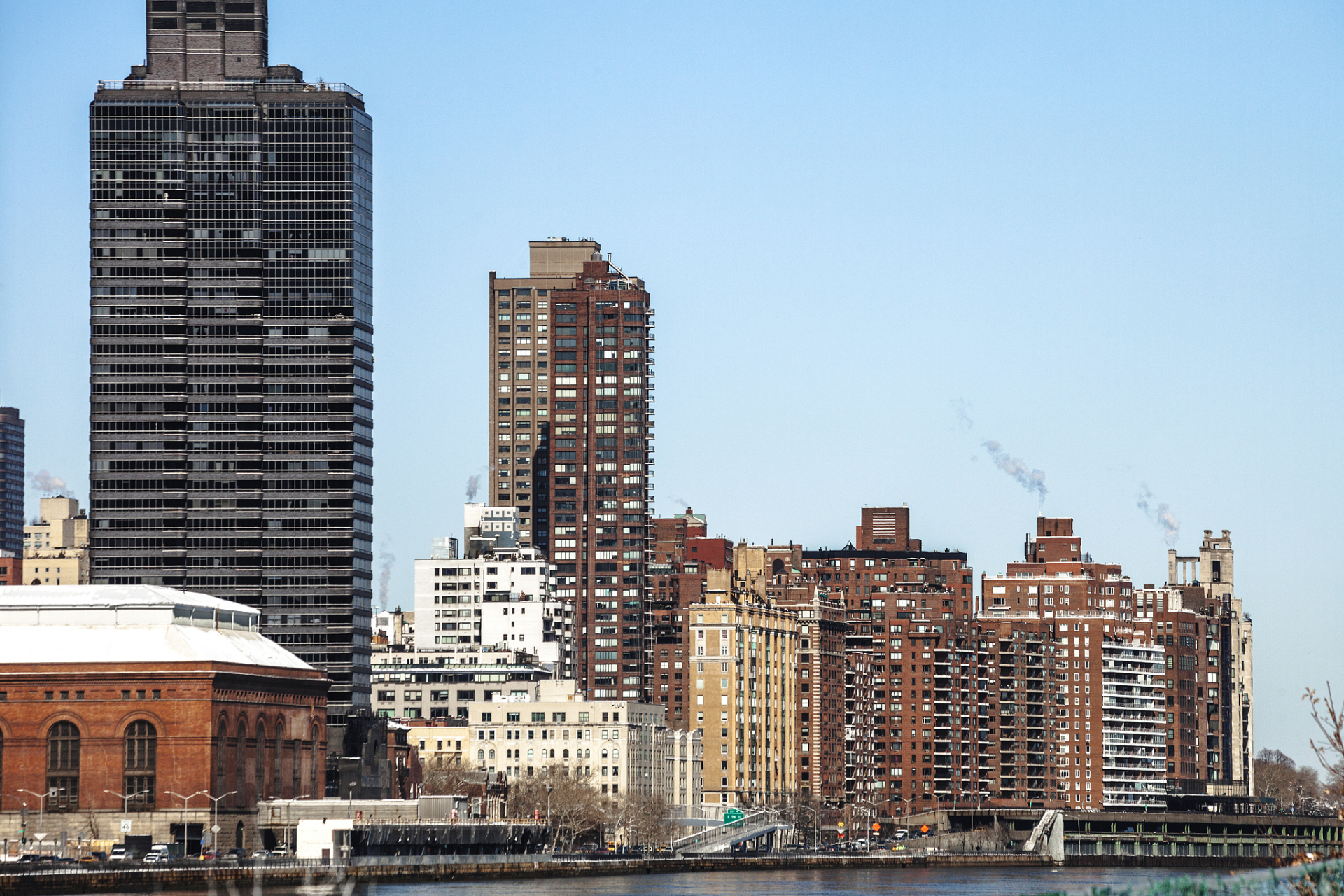 【美国房地产市场泡沫隐忧:房价飙升,利率高涨】根据外媒数据,自2020