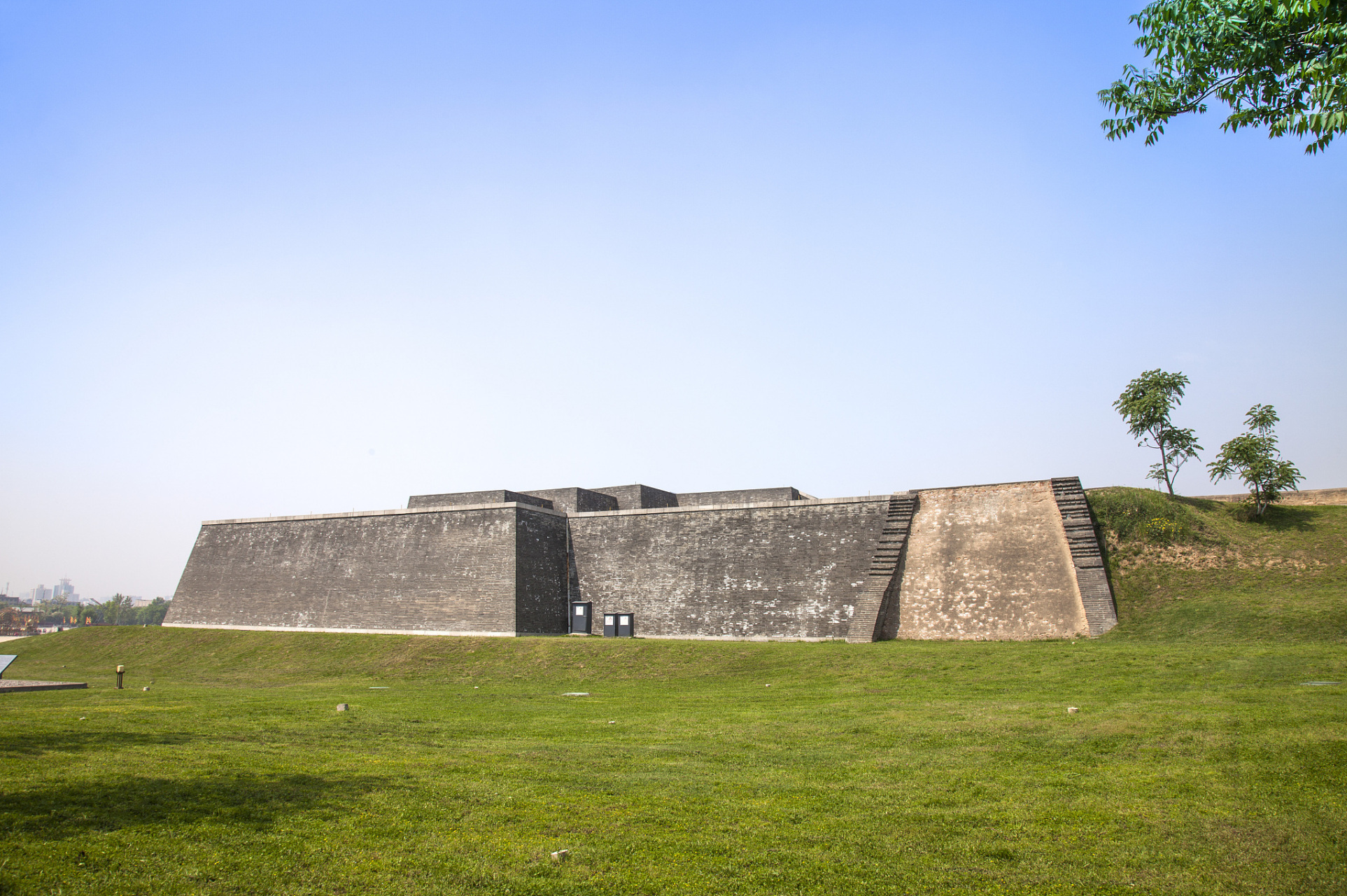 这个遗址保存了大约130余座建筑,其中包括金銮殿,垂拱殿等宫殿建筑.