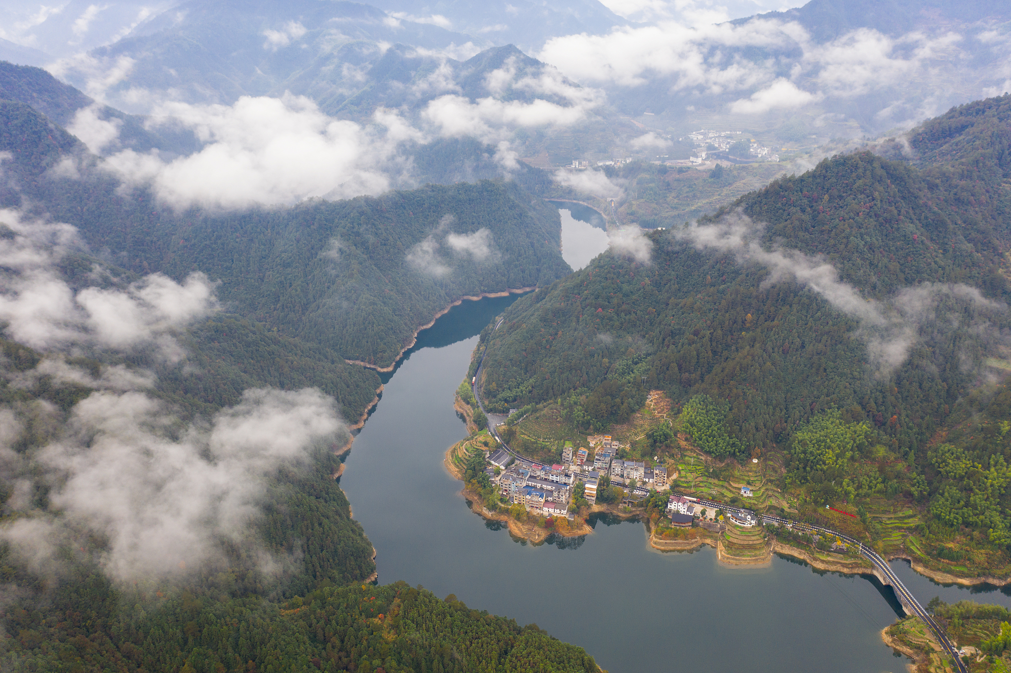 神奇的千岛湖:大自然的鬼斧神工与美丽的湖泊相映成趣