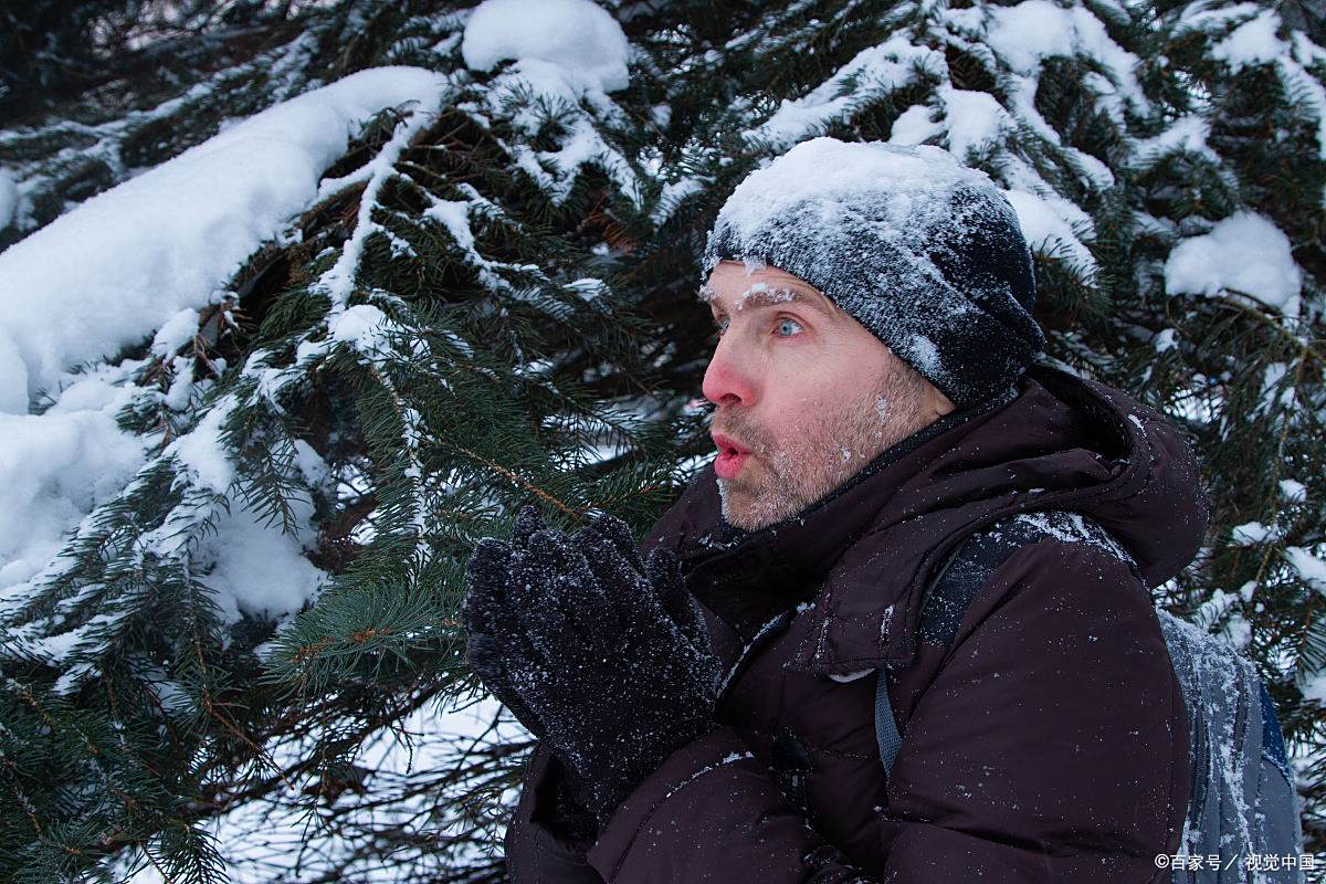 这种情况寒冷和干燥图片寒冷图片 人物寒冷图片孤独冬天在雪地里冻得