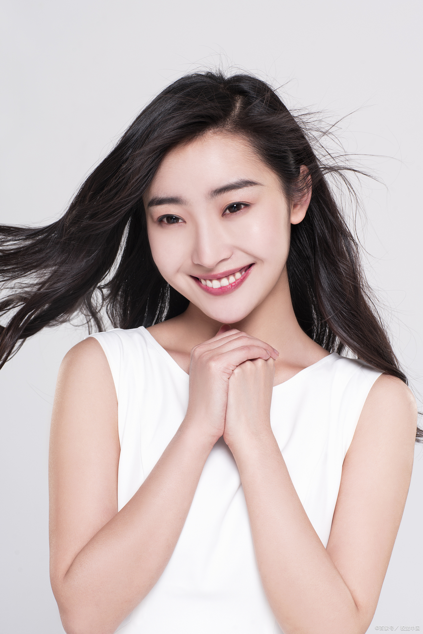 good-looking,指(人)好看的,漂亮的,性感的.