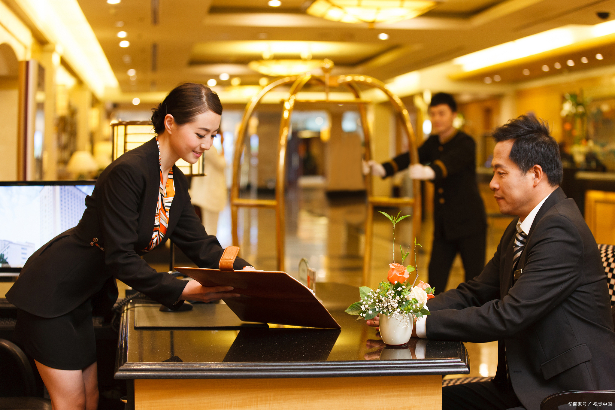 大堂经理是一个酒店中至关重要的职位,他们负责管理和领导整个前台