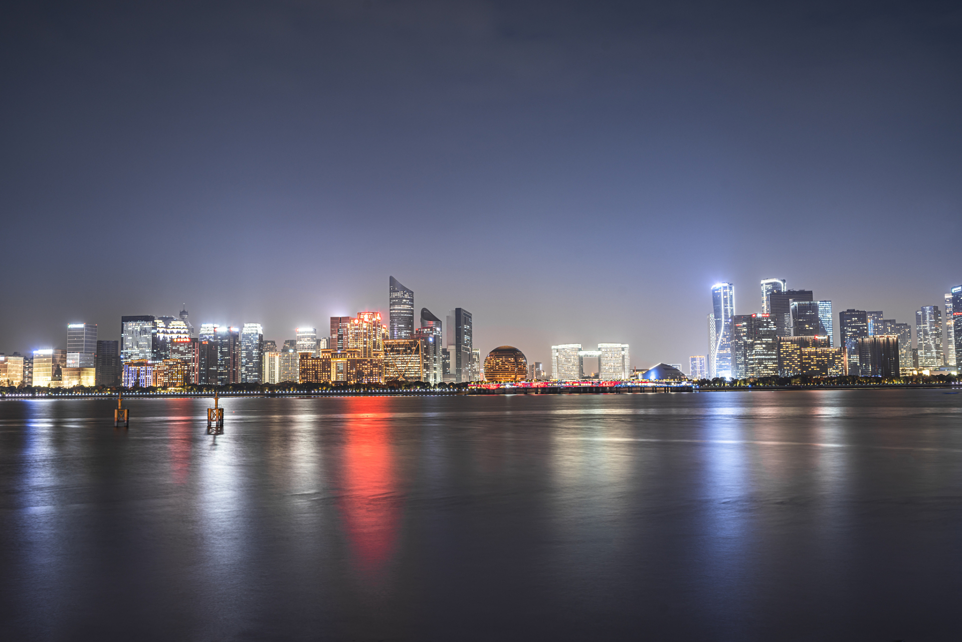 钱塘江夜游是杭州独特的旅游体验,可选游船有大型游艇,私人游船,木制