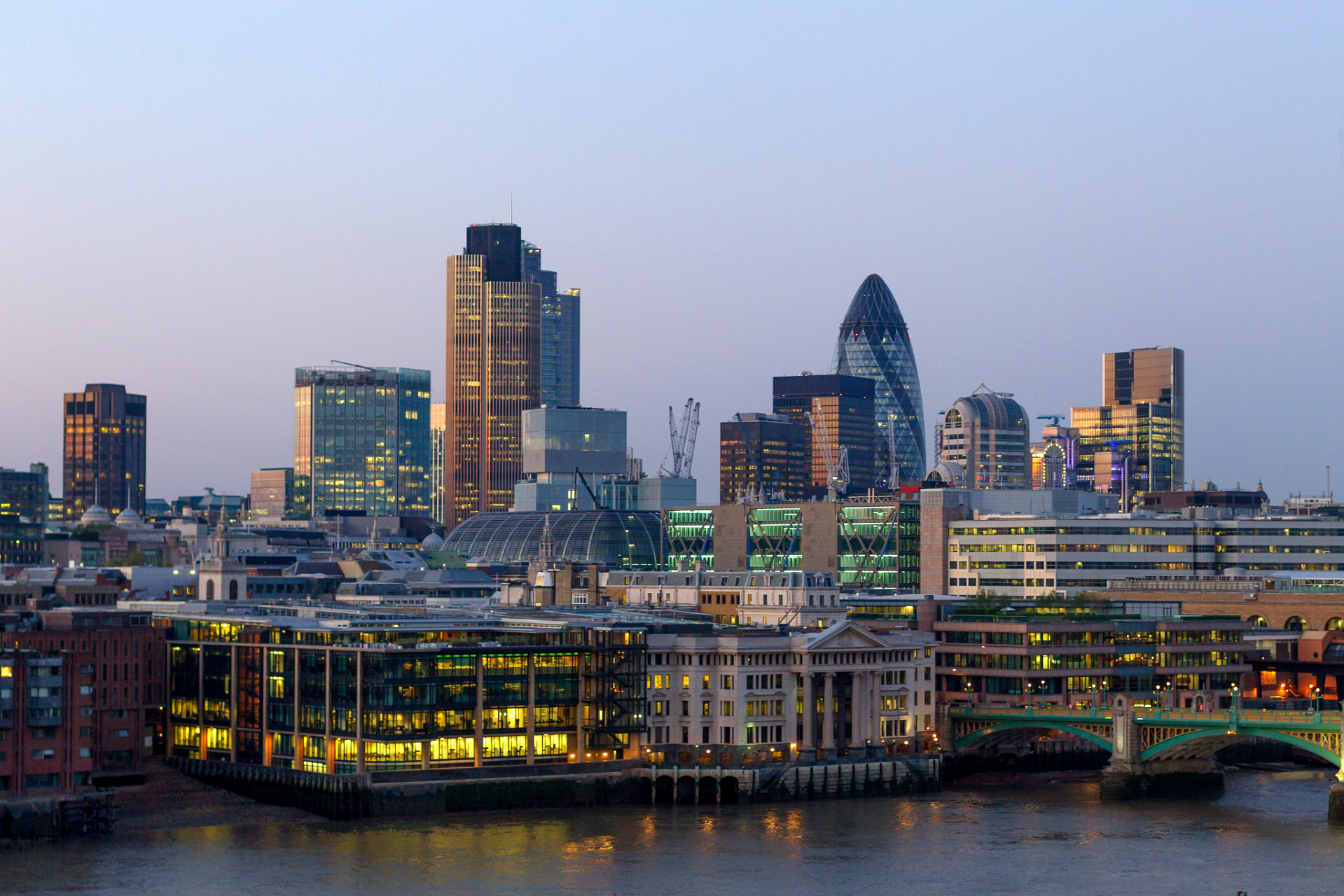 英国伯明翰市宣布破产:受高通胀等因素影响 此前陷入财政危机   当地