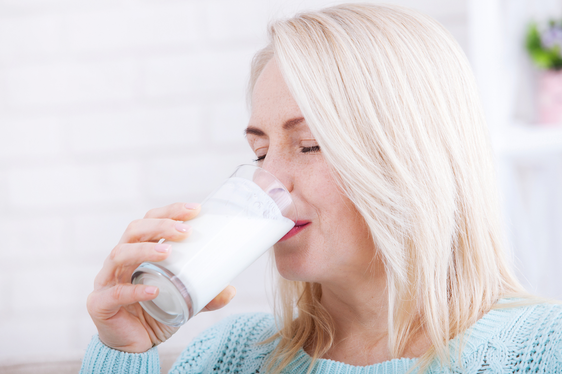 有些人认为,空腹喝牛奶可以促进身体健康,而另一些人则认为,这样做会