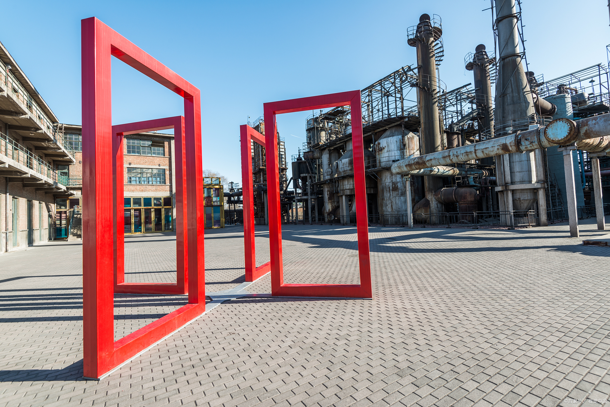 盛夏时节,漫步北京798艺术区,仿佛置身于一个充满现代艺术气息的梦境