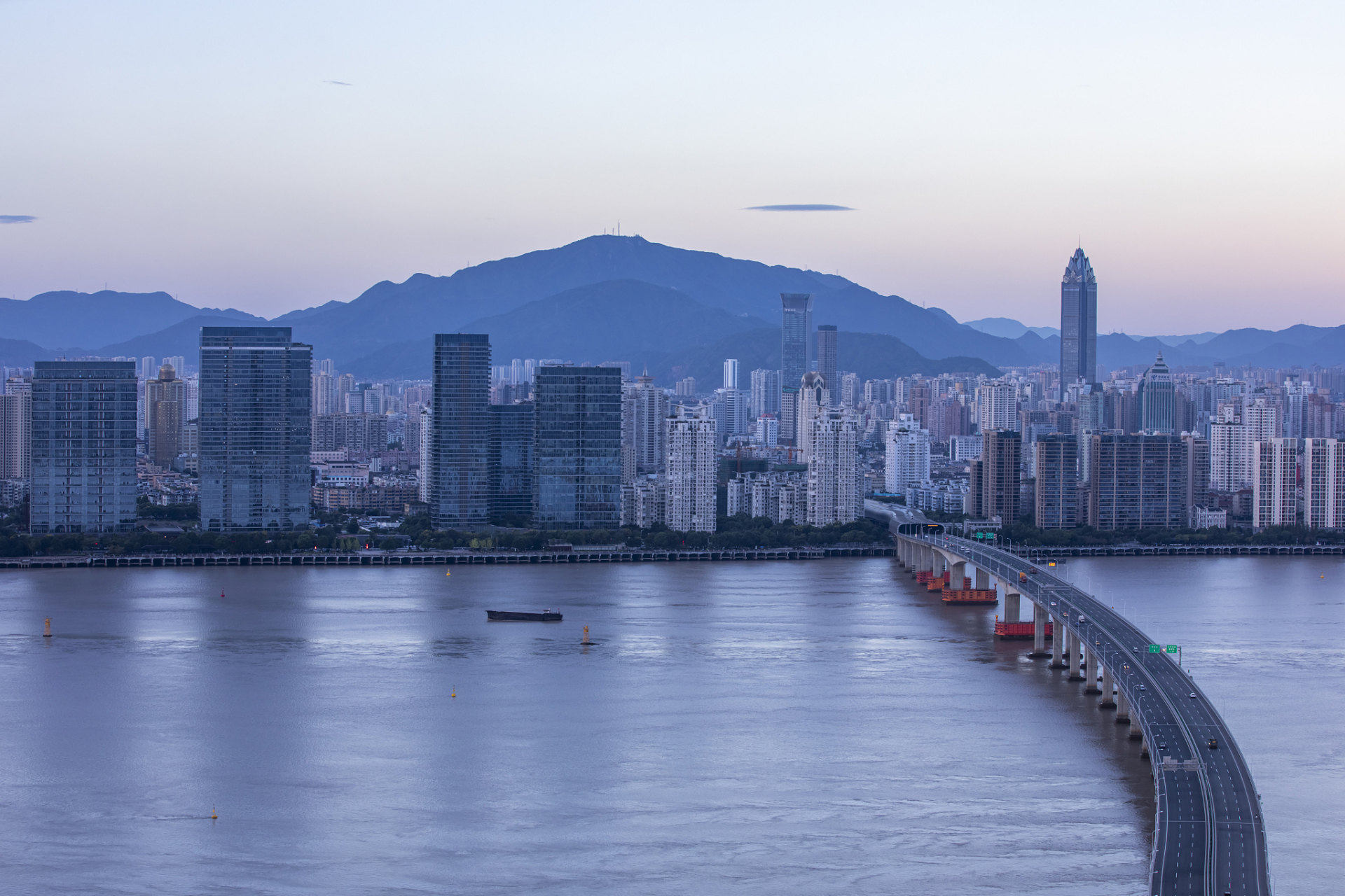 这座位于浙东南的城市,仿佛是大自然赐予的一颗璀璨明珠,让人流连忘返