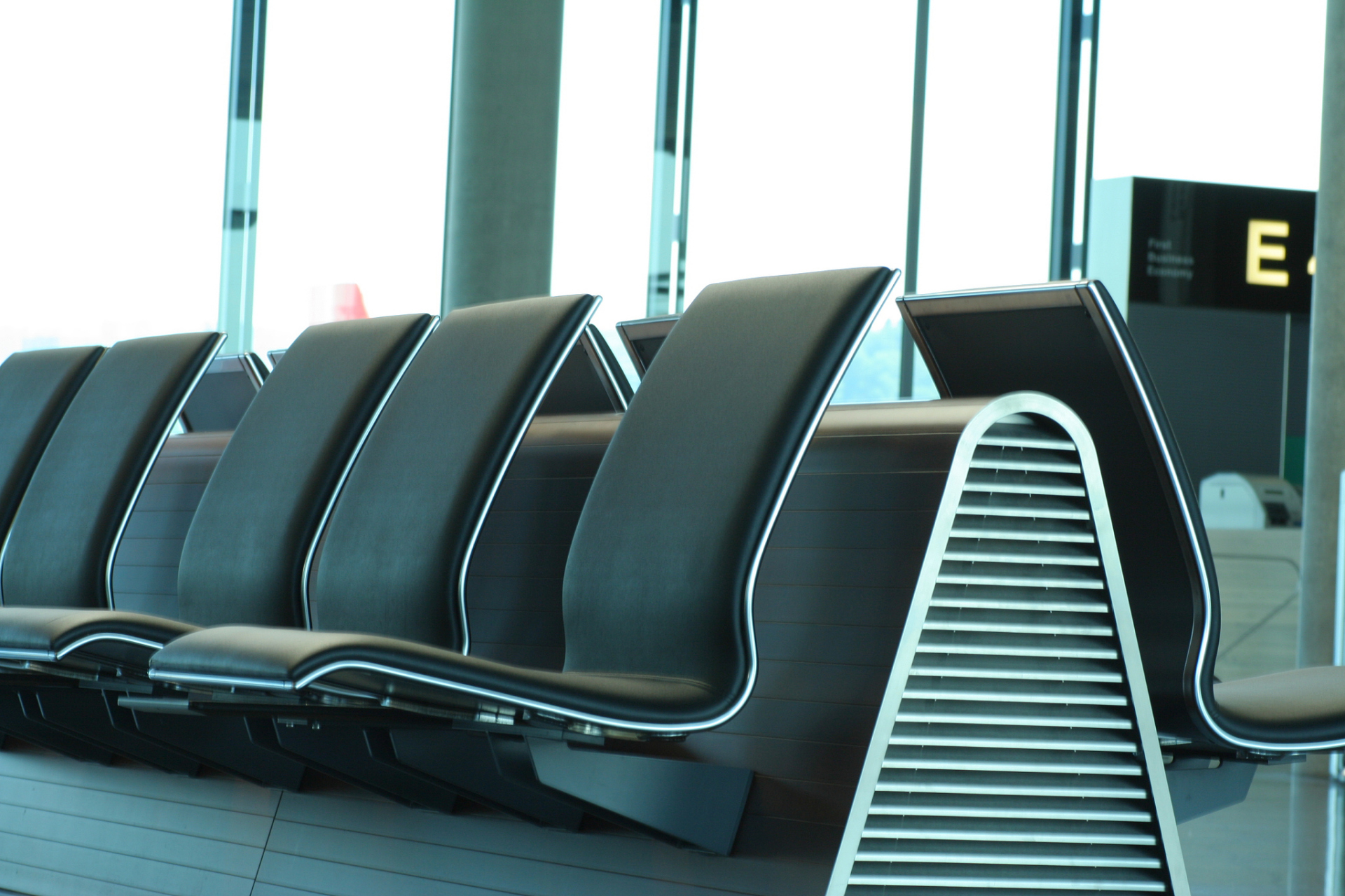 你是否曾经在火车站等待候车时,发现多功能候车座椅不够舒适或者不够