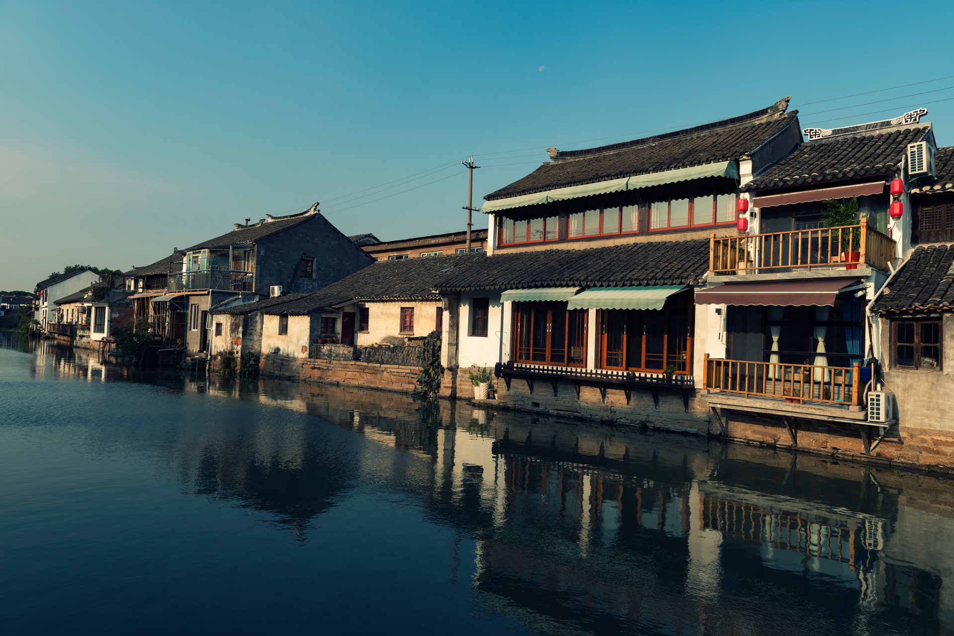 盛泽镇位于江苏省最南端,地处太湖流域,这里沃野平展,湖荡密布,气候