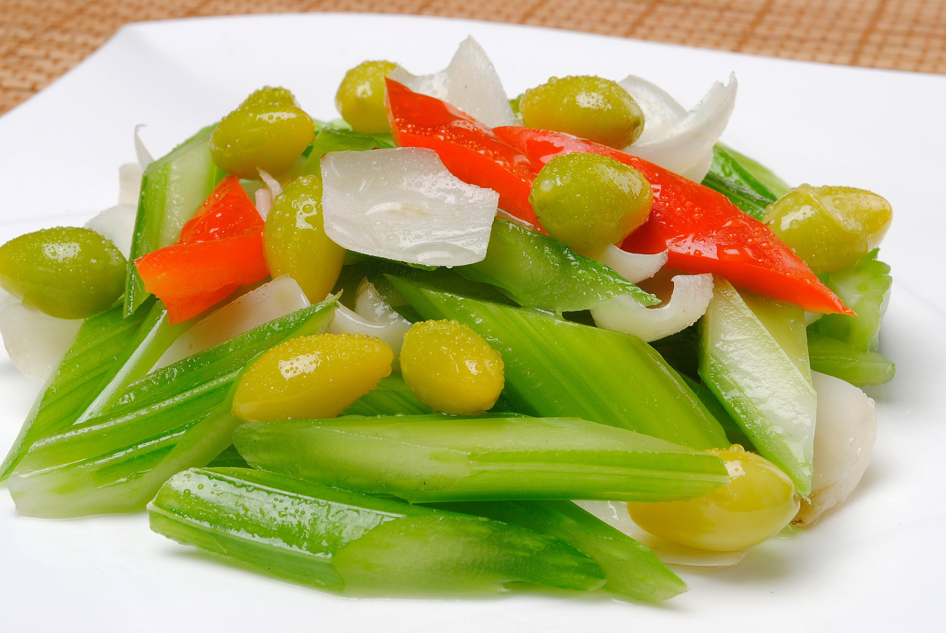 大家好,欢迎来到农村美食课堂,今天给大家分享西芹炒百合的家常做法.