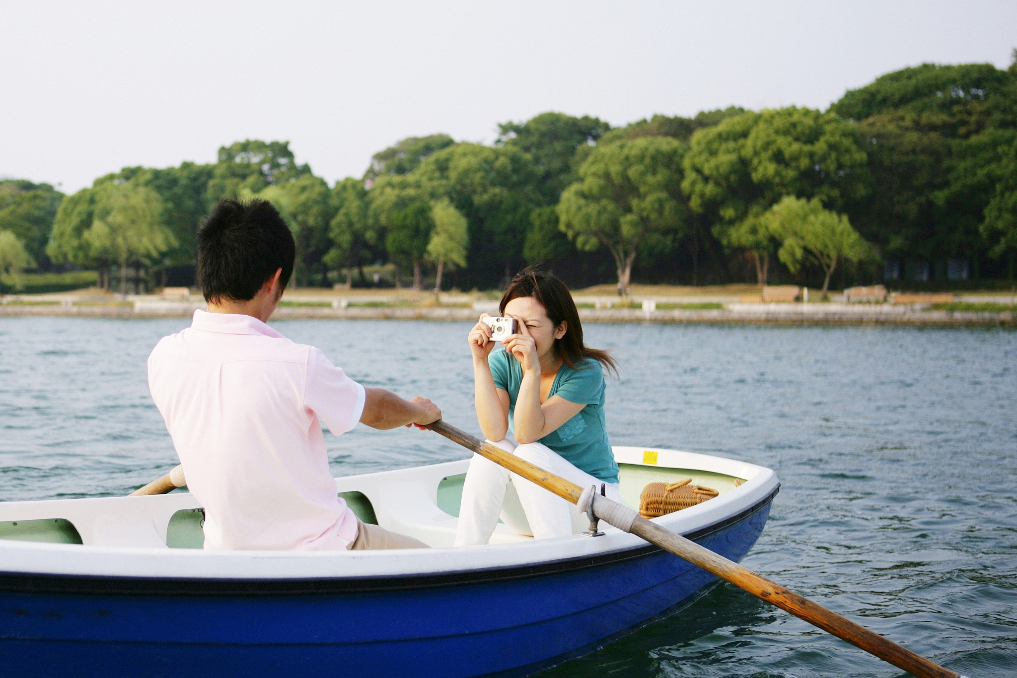 女人爱不爱脚踏两只船的女人小船和情侣图片大全大图美女帅哥划船