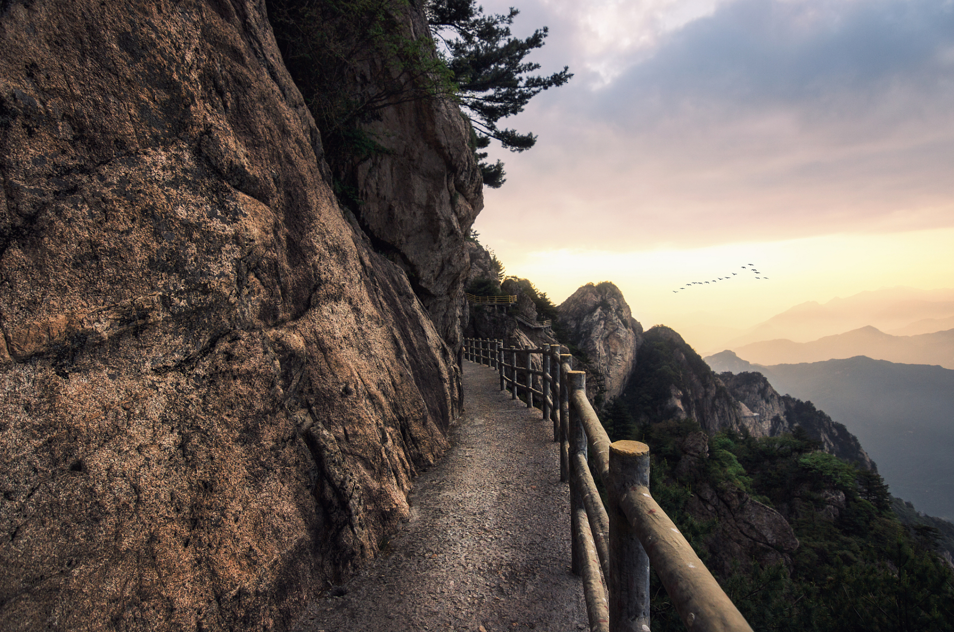 泰山自然景观雄伟壮观,有"五岳之首"之称,是中华文化的重要象征之一.