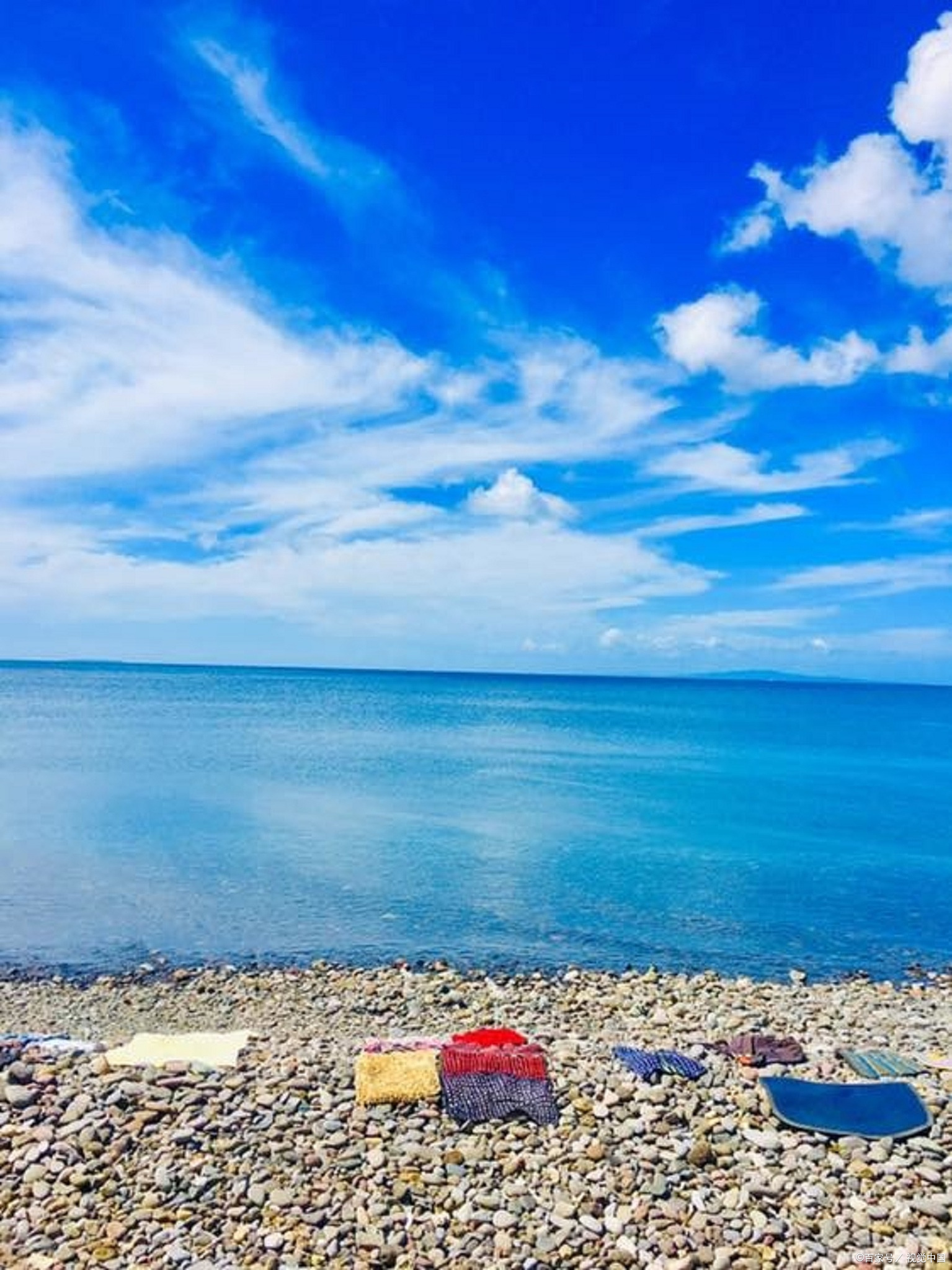 青海湖的美丽风景如画,湖水的清澈透明,周边的自然生态美丽宁静
