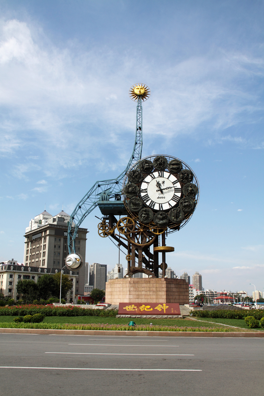 天津世纪钟广场位于天津市中心城区的海河畔,是一处集文化,艺术和休闲