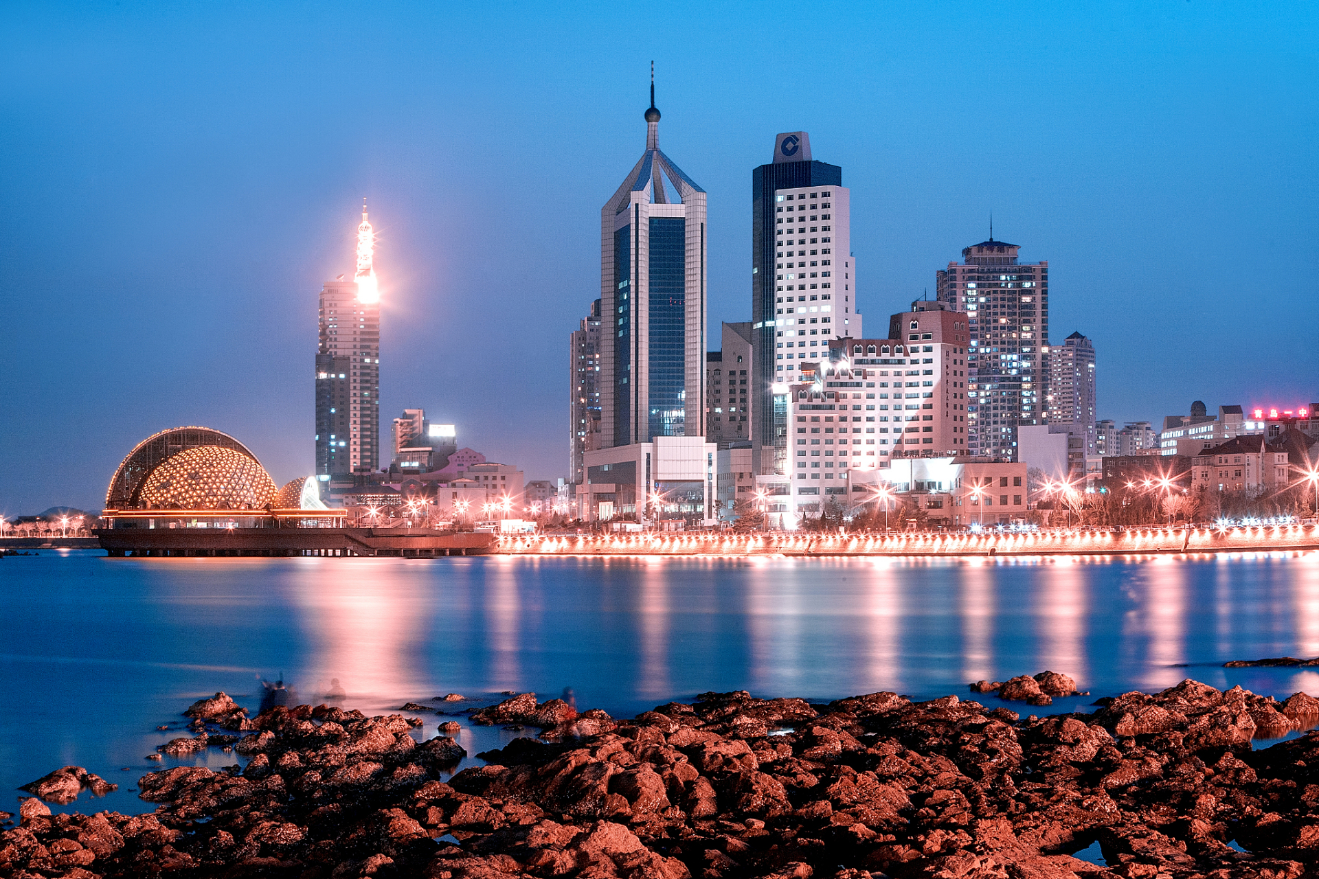 以下是三个不容错过的烟台夜景打卡地.  首先是烟台山公园.