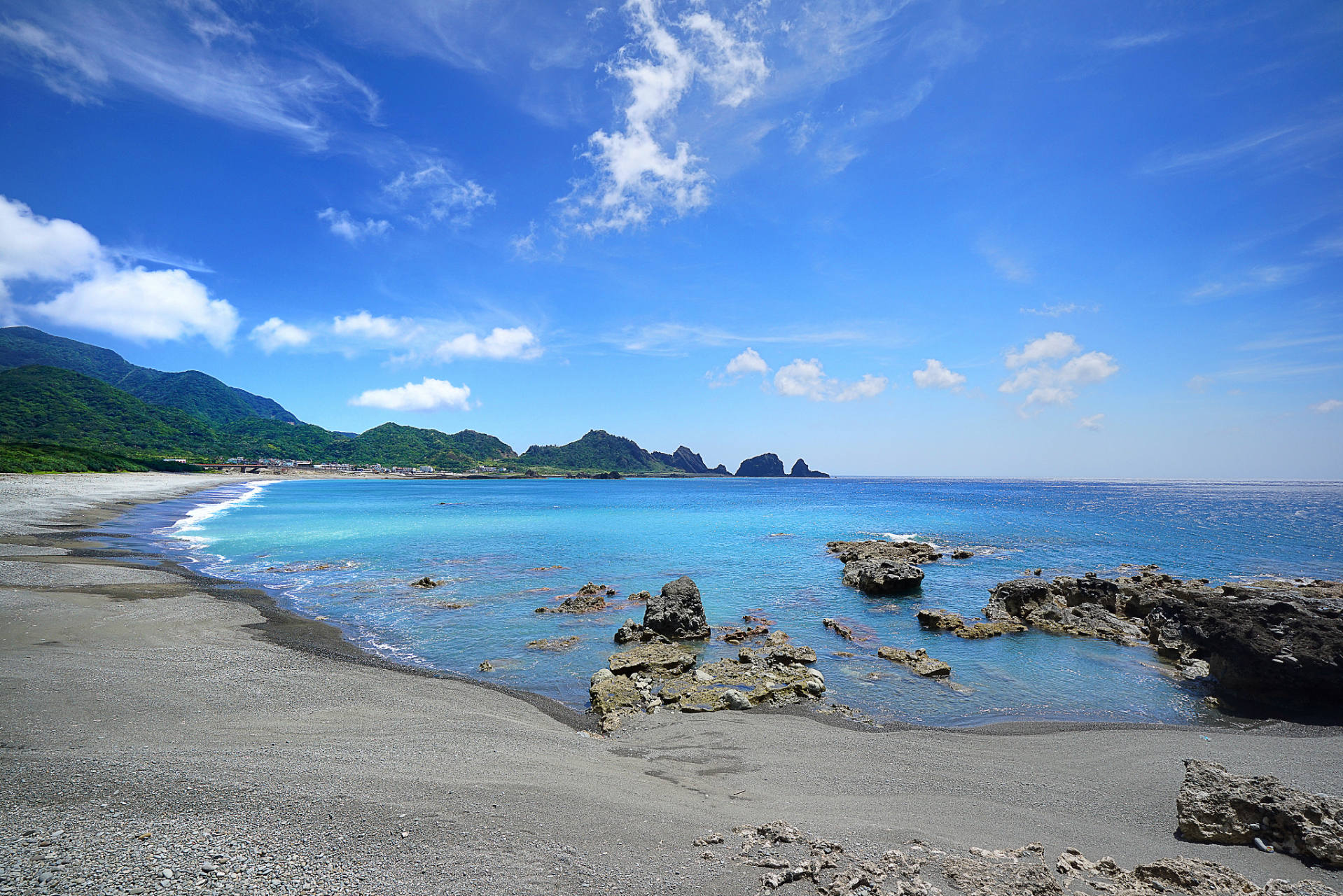 马尾岛位于广东阳江市海陵岛西南端,与闸坡镇山岭相连,海岸线曲折多湾