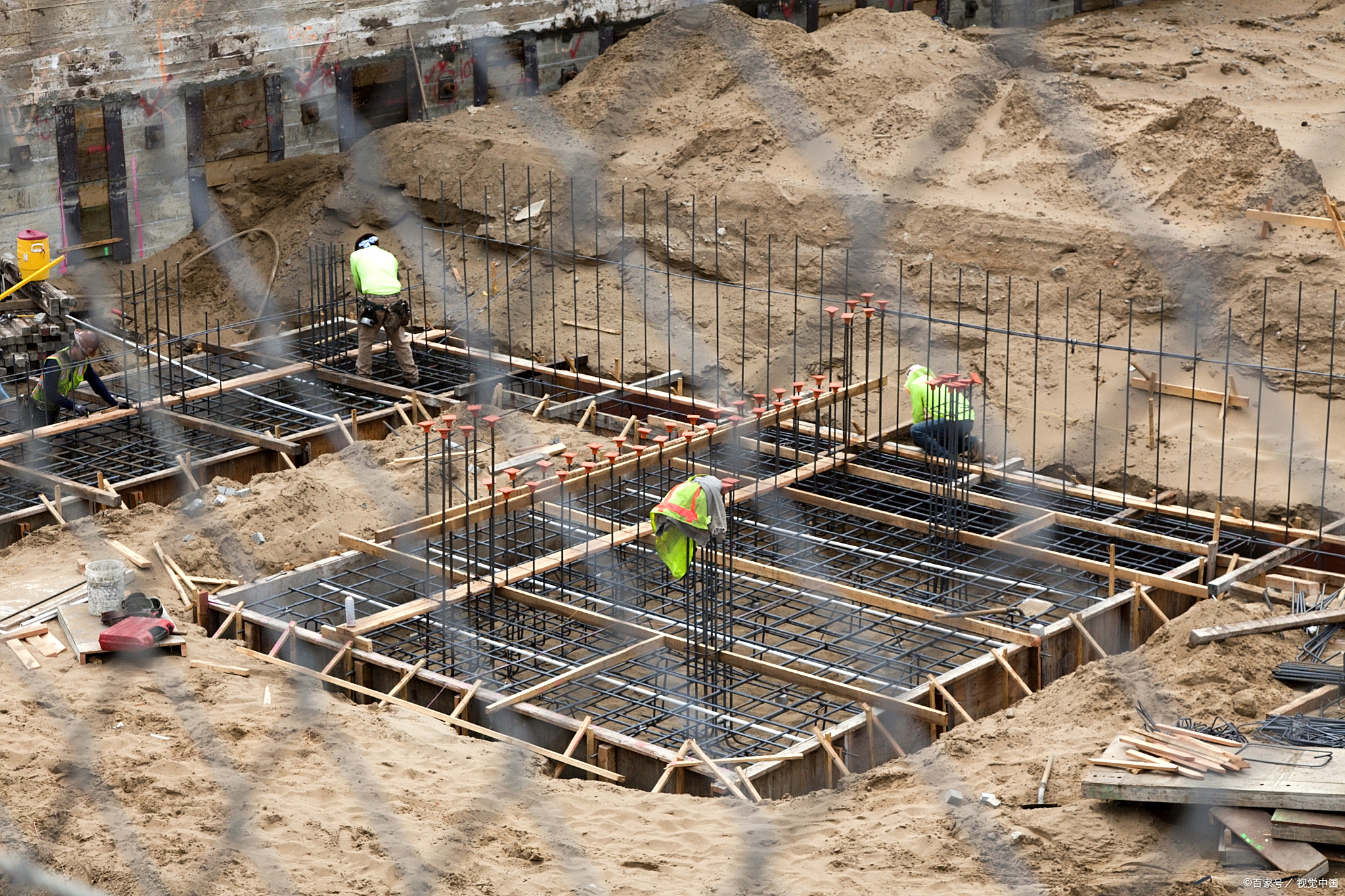 以下是对双向钢筋网片的详细解析: