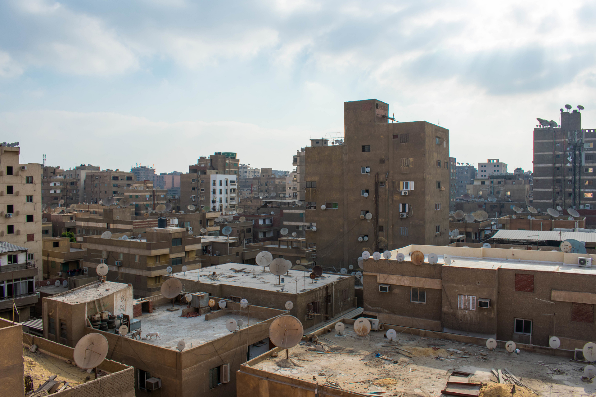 新华社的最新报道指出,也门胡塞武装分子对美英两国在也门首都萨那及