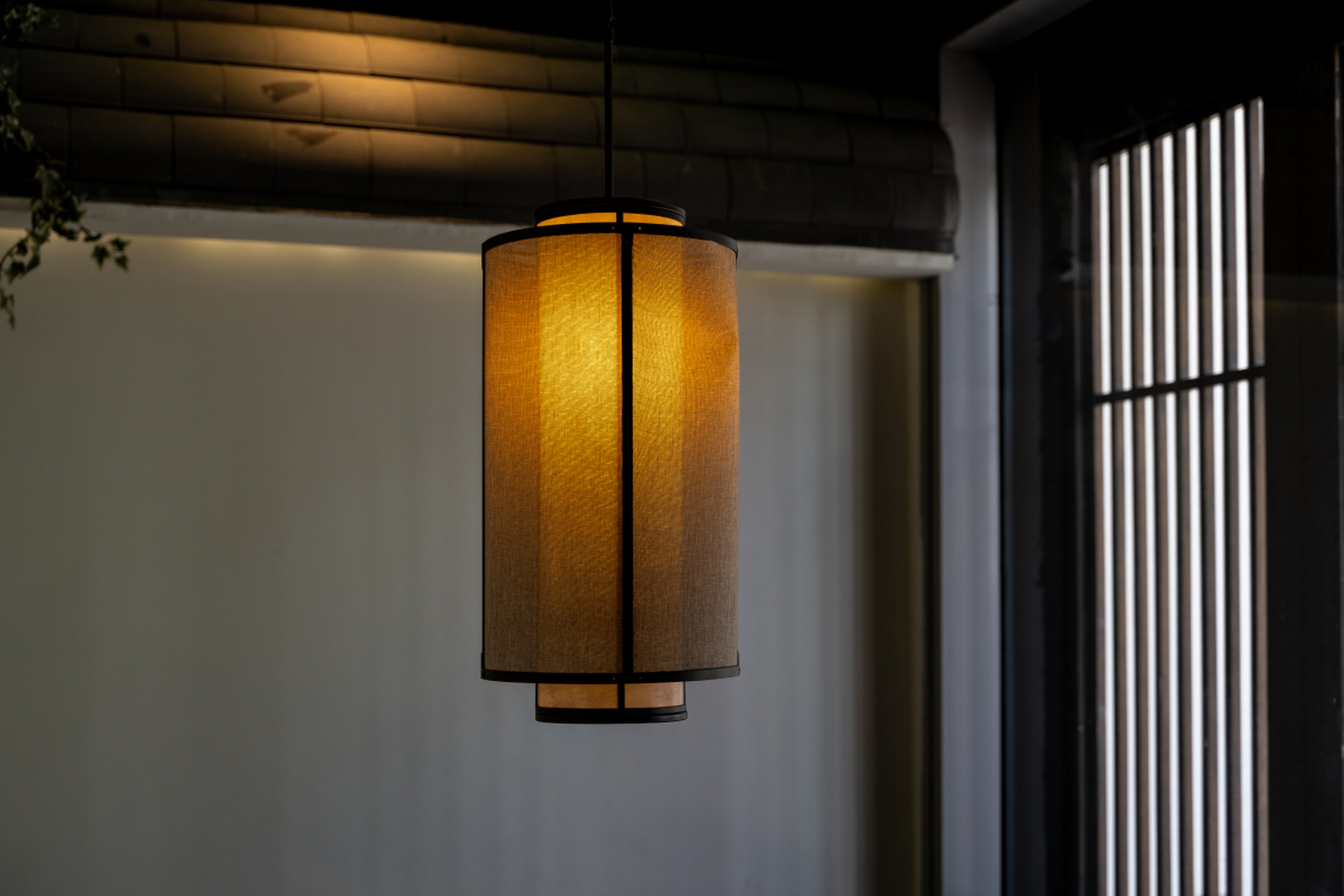 在中式风格的家居装修当中,窗户和灯具是不可忽视的装饰元素之一.