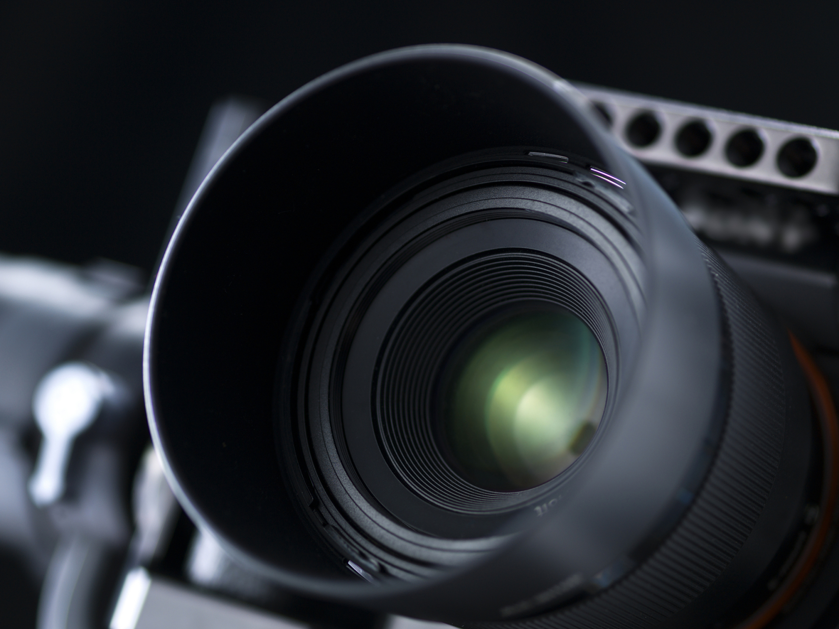 对索尼e卡口相机来说,主要的微距镜头选项有: 1. 索尼30mm f3.