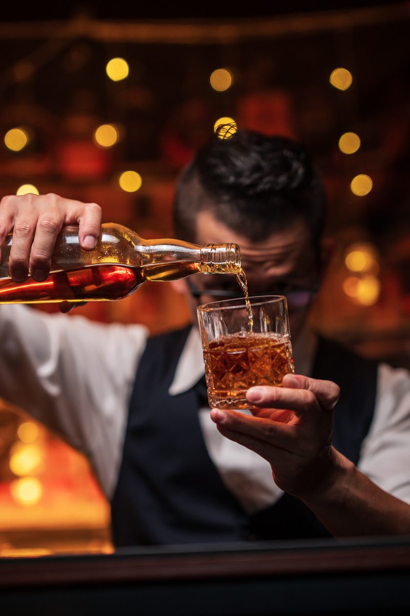 避免吸烟和喝酒,这些会使牙齿染色和牙病.定期检查口腔和洗牙