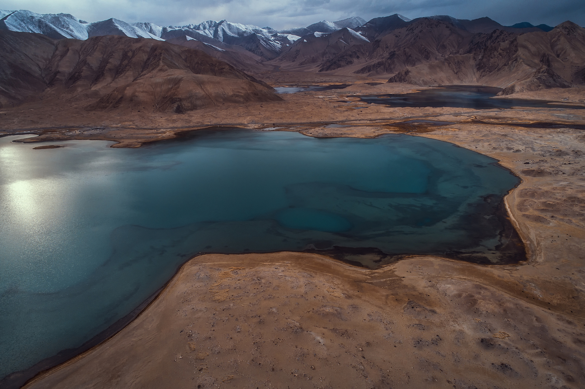 鬼湖与圣湖间依旧有一条相通之河.