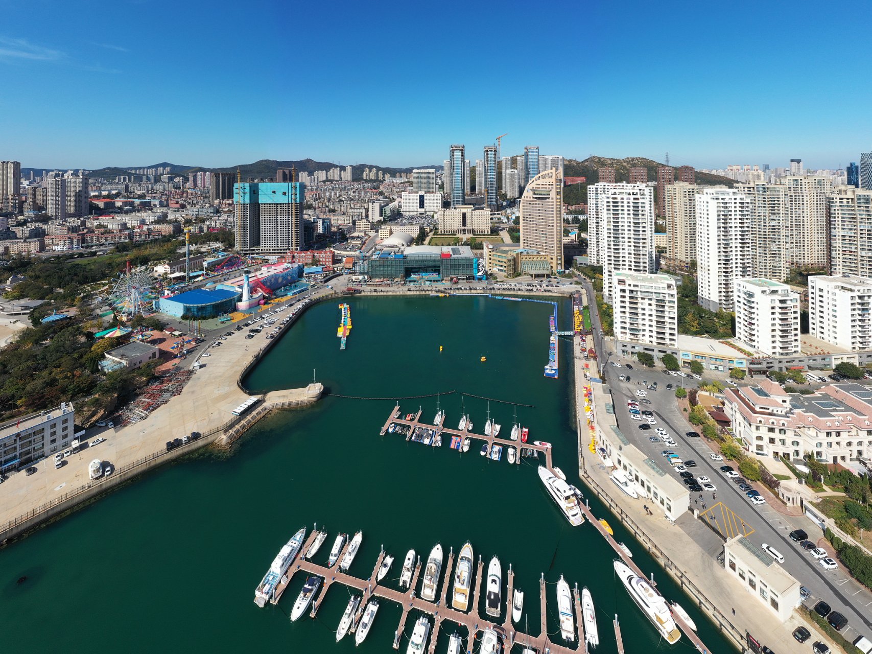 威海是一座美丽的海滨城市,气候宜人,风光旖旎,素有"东方夏威夷"之