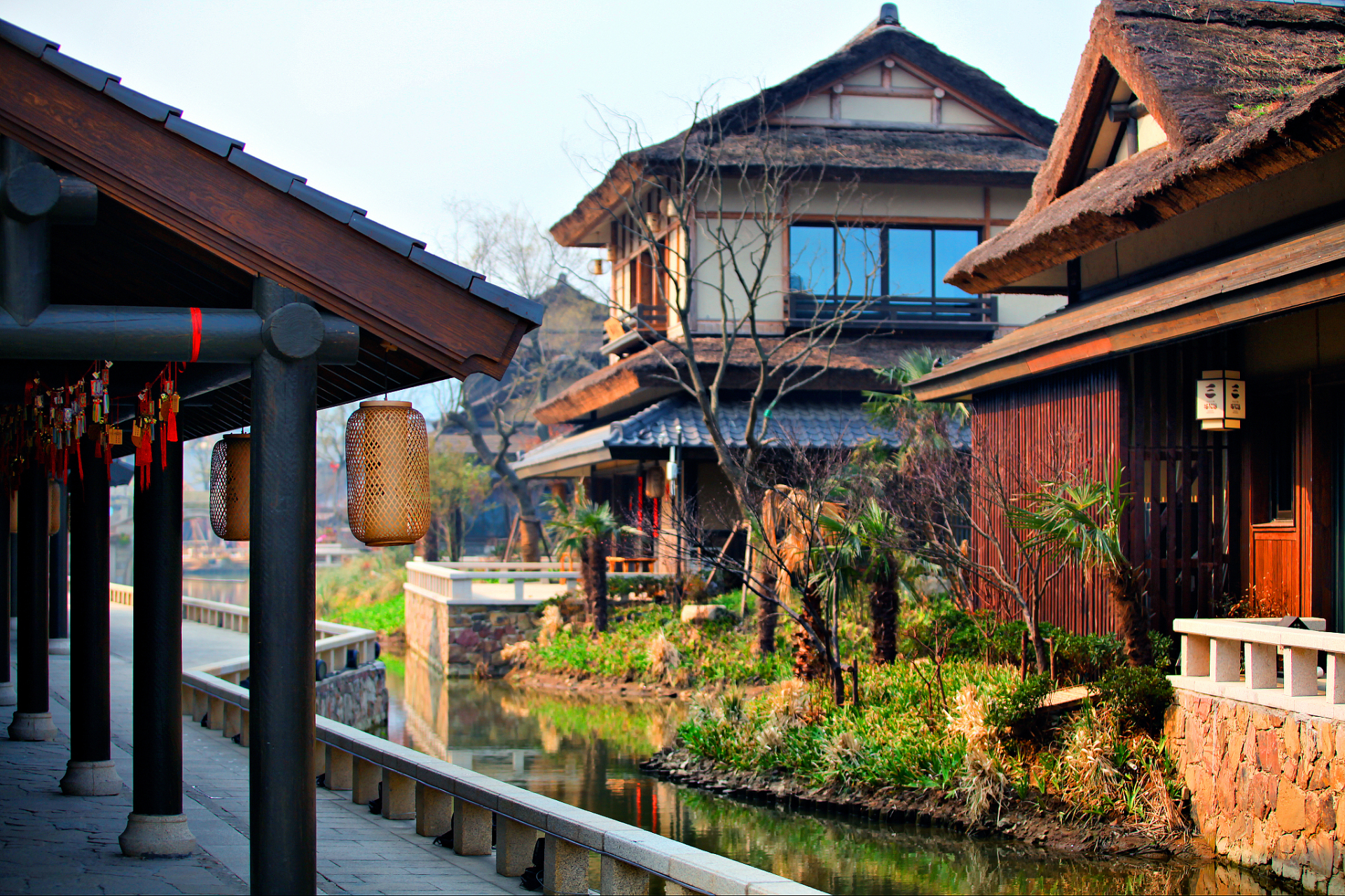 禅意小镇·拈花湾位于无锡市滨湖区马山国家风景名胜区的山水之间,是