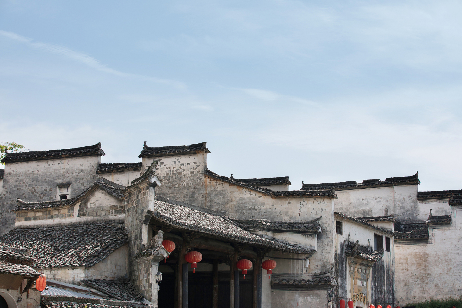 安徽黟县皖南古村落,以西递,宏村为代表,位于黄山风景区.