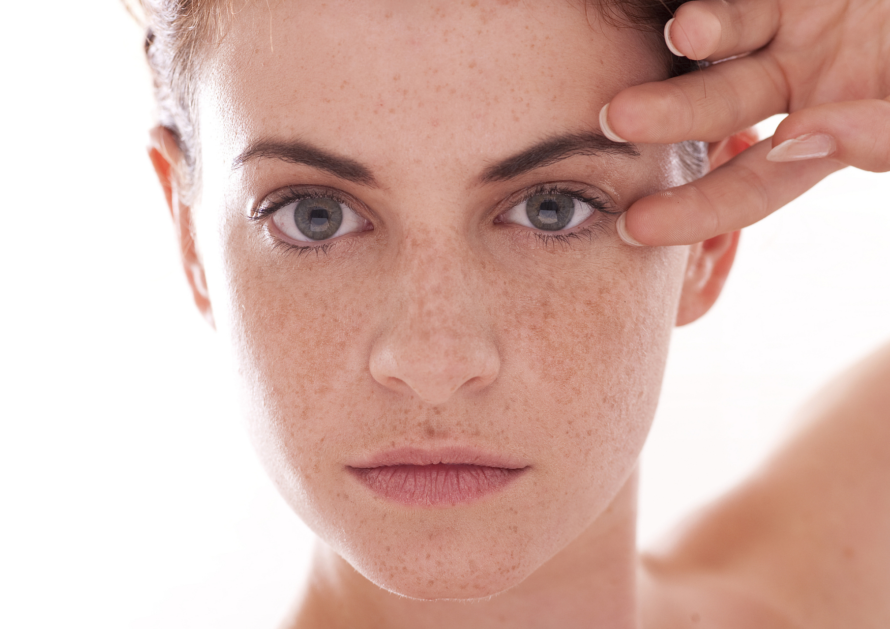 [原文:脸上长斑影响形象,该如何.