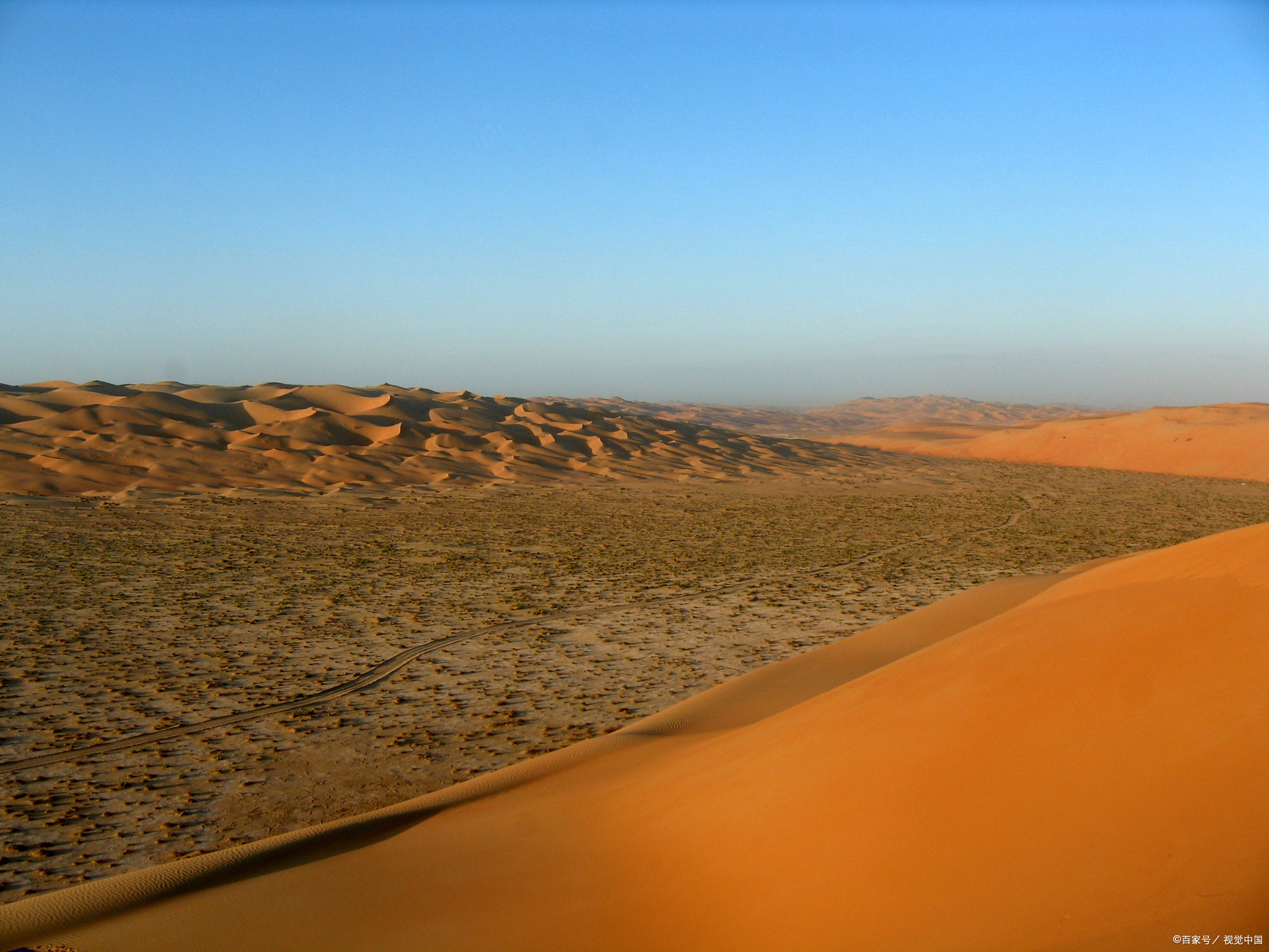中国新疆地处中国的西北部,被誉为"神秘的西部明珠",拥有许多壮丽的