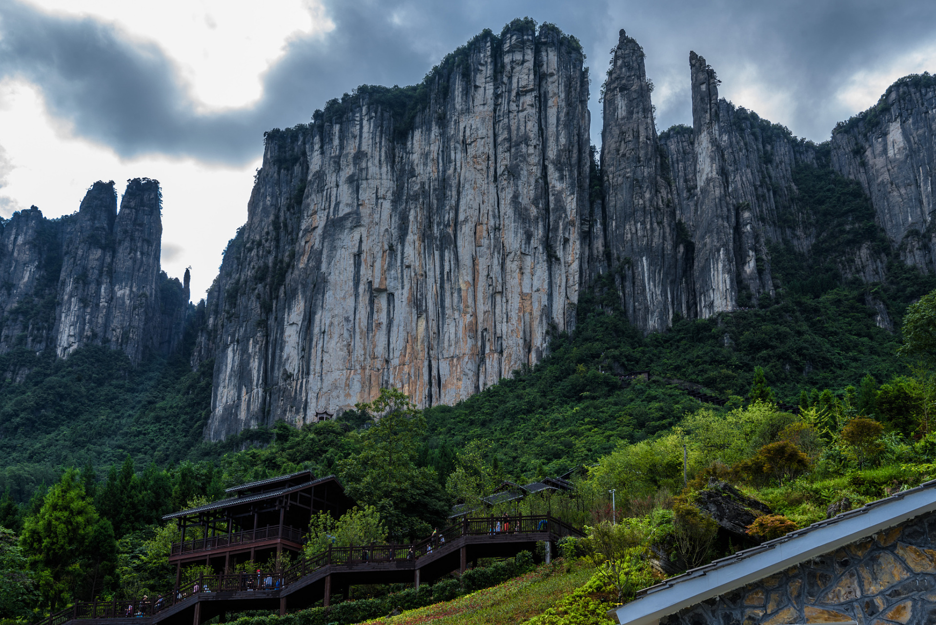 核心景点包括恩施大峡谷,梭布垭石林,蝴蝶崖等,土司城和神农架也是