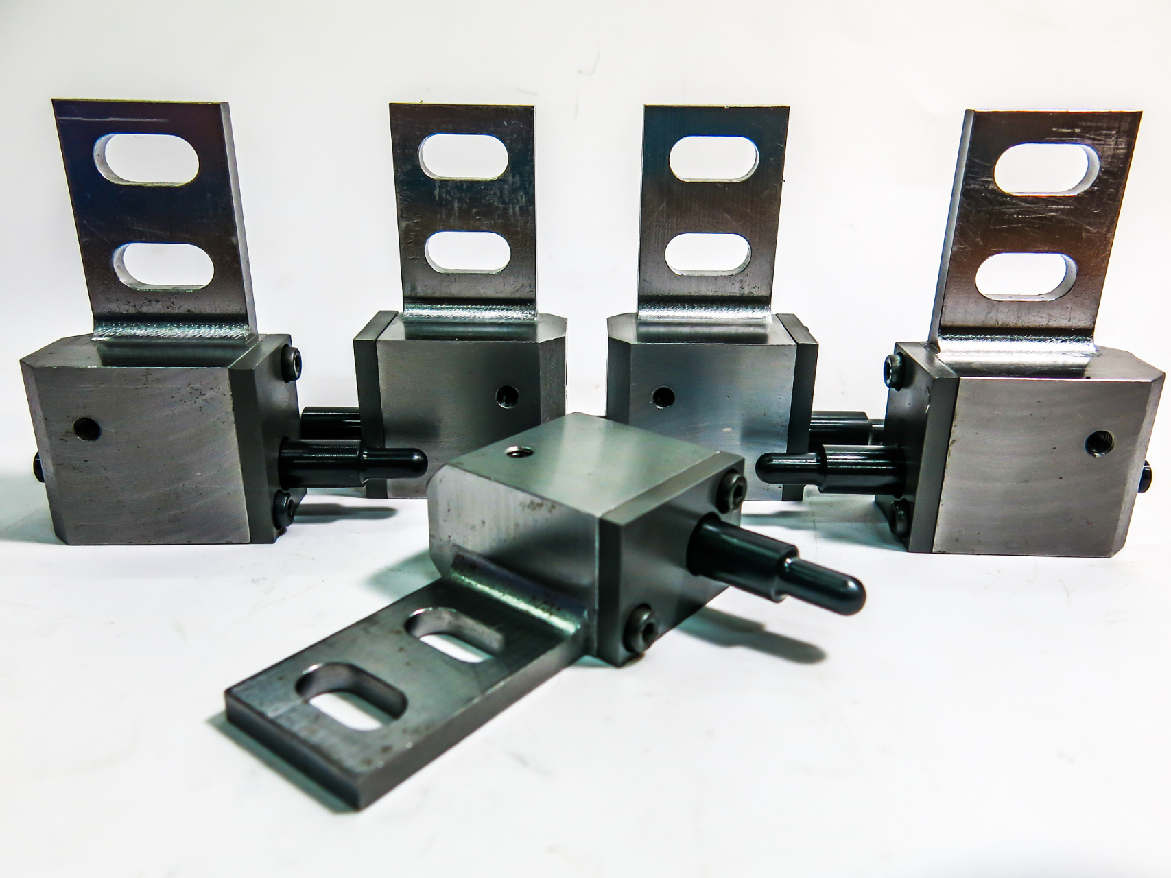 电梯导靴是电梯安全系统的一个部分,它常常被安装在电梯轿厢底部,是