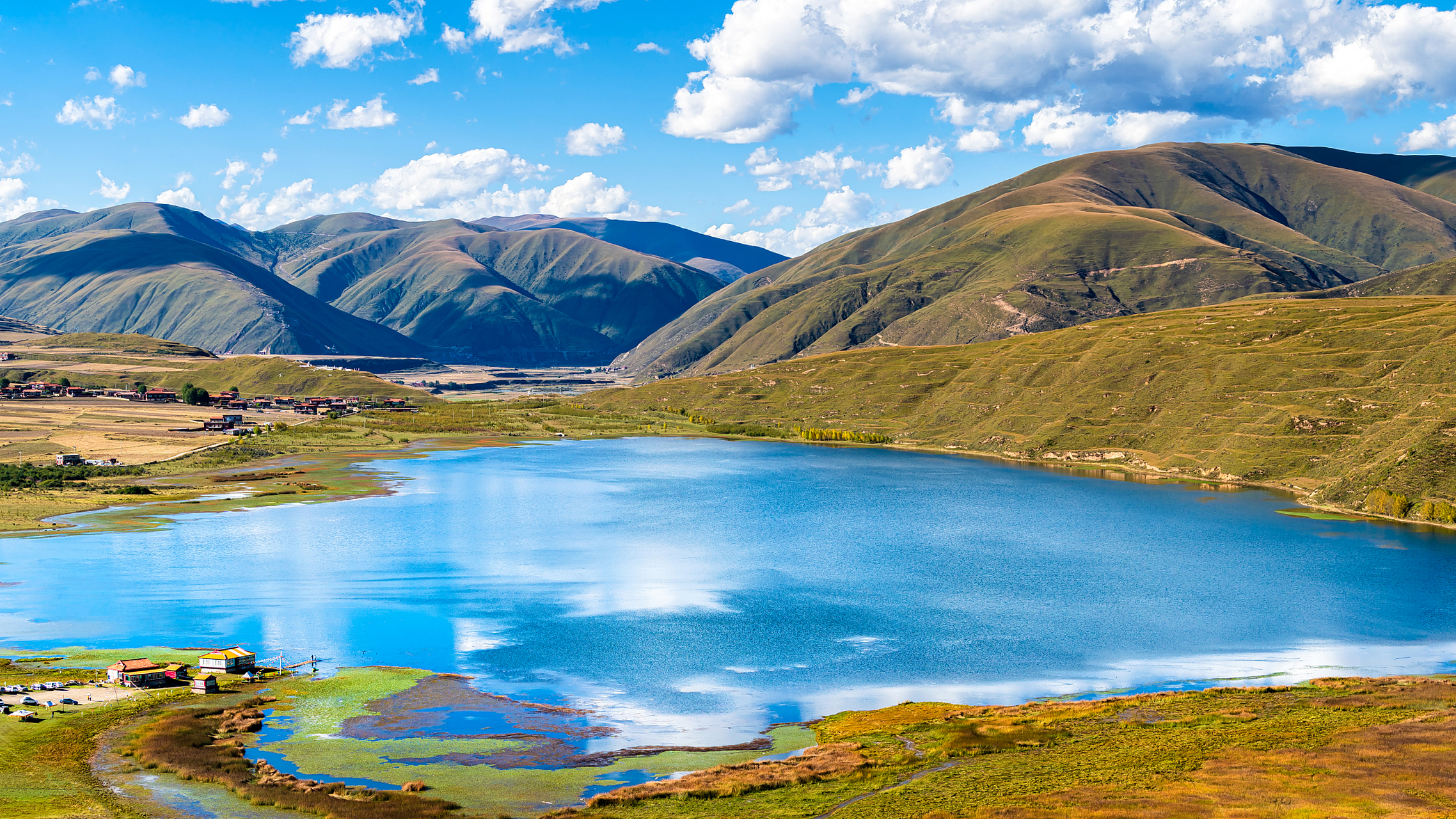 甘孜旅游# #四川旅游#  措卡湖,藏语意为"绿宝石",是一个淡水湖泊